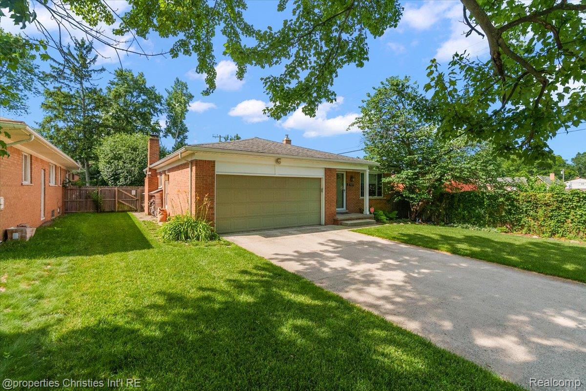 17657 Avilla Boulevard Property Photo 3