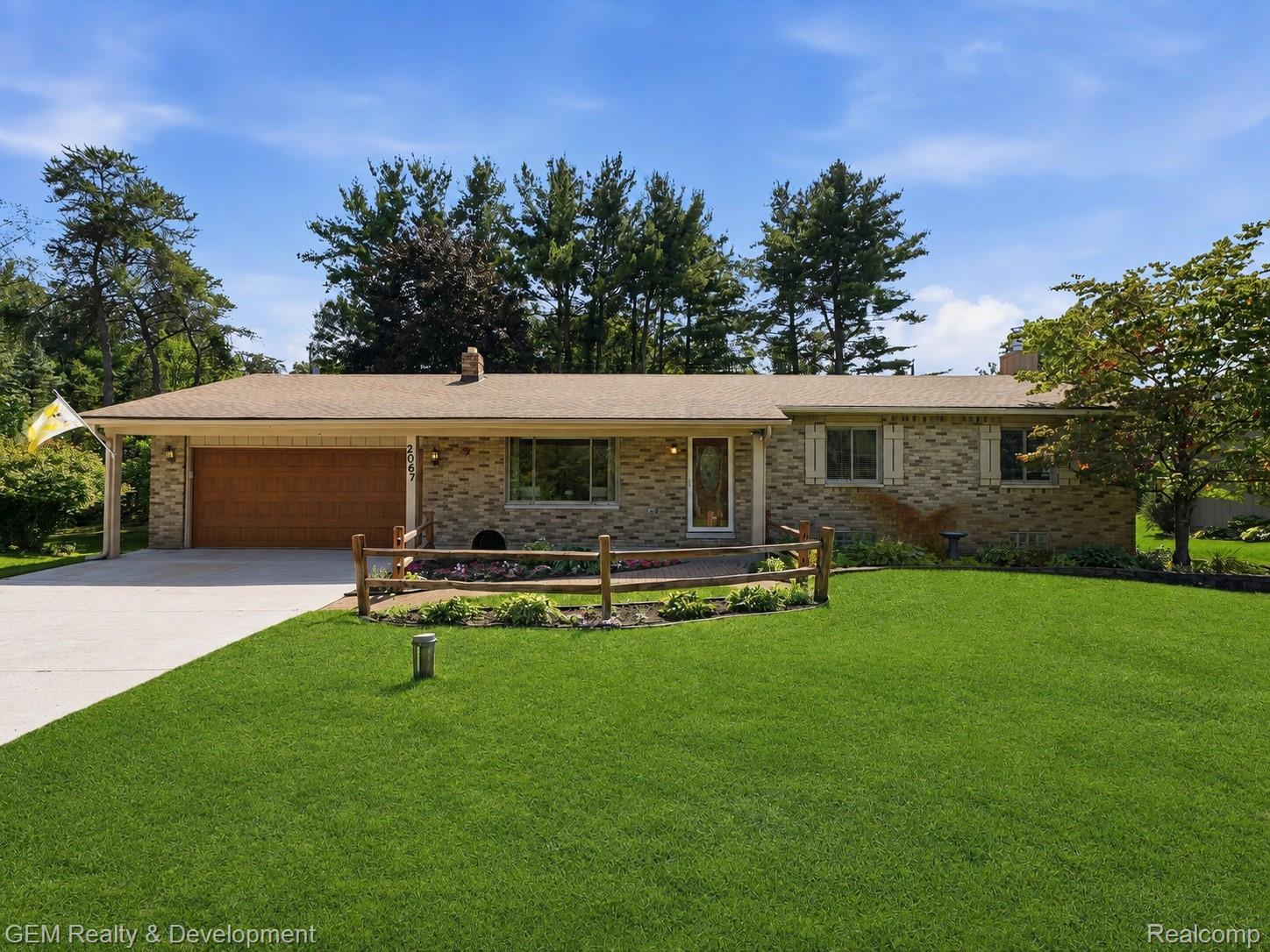 2067 Glen Iris Drive Property Photo 1