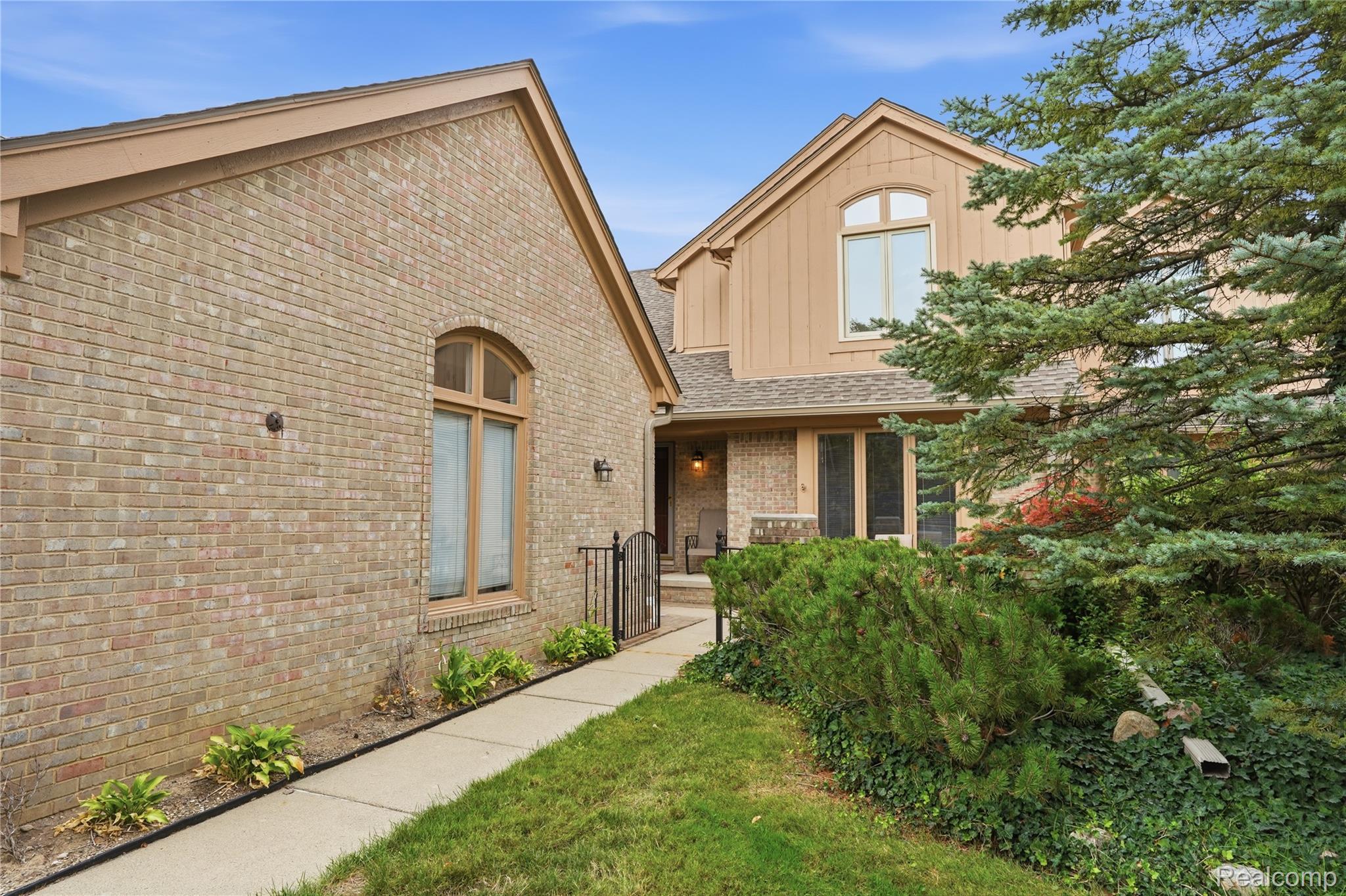 5828 Dawn Ridge Drive Property Photo 2