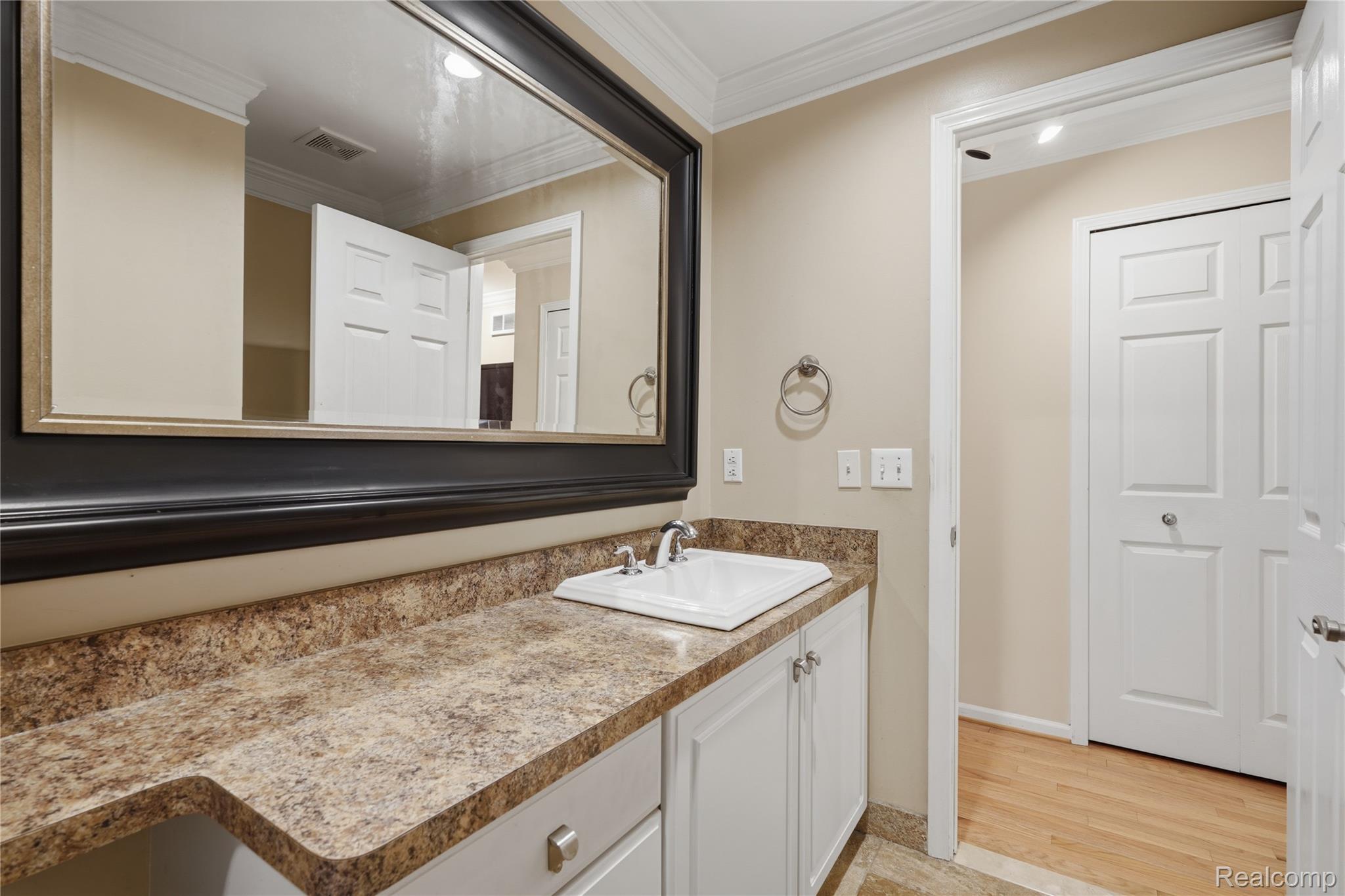 5828 Dawn Ridge Drive Property Photo 20