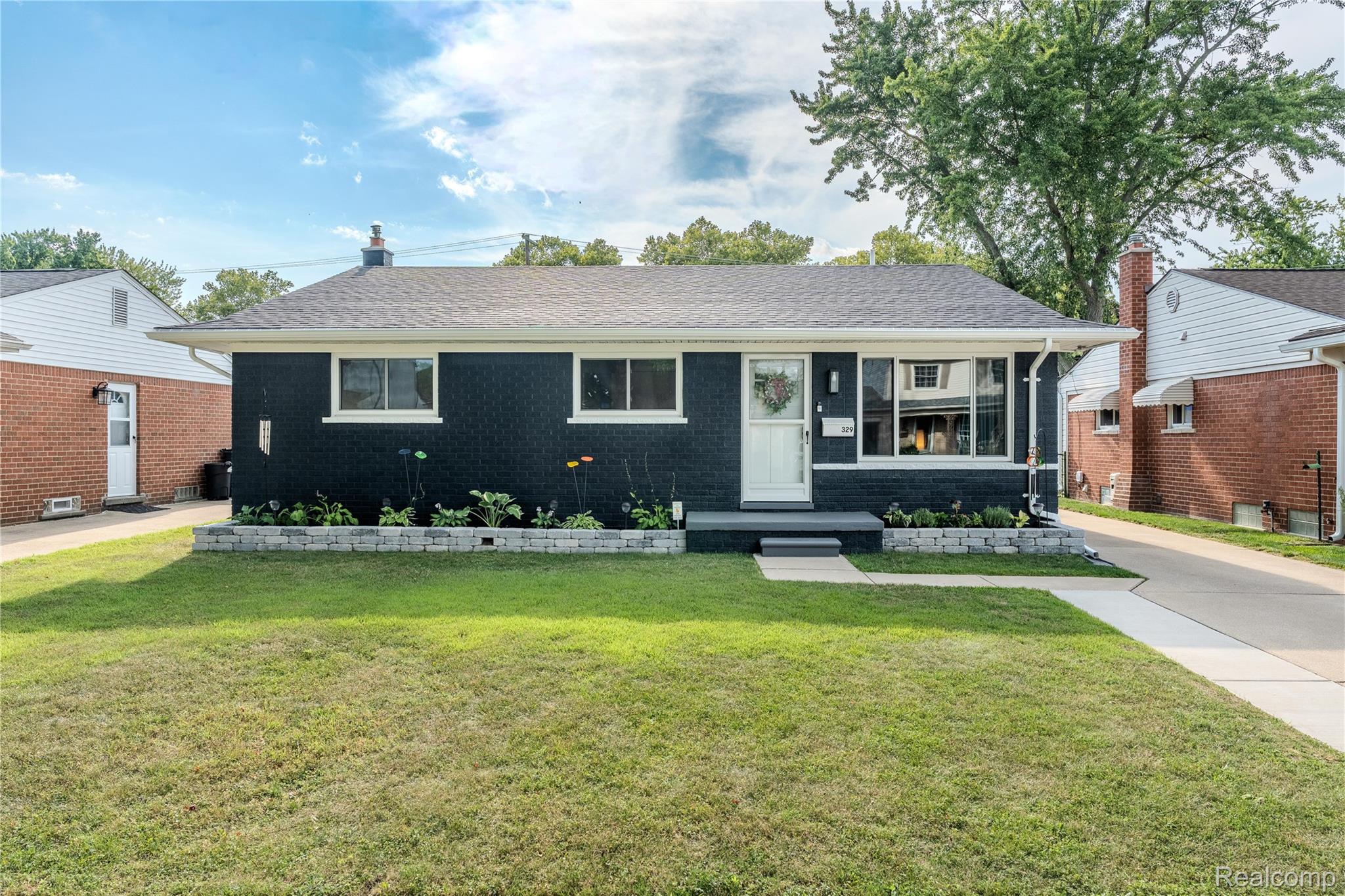 329 N Manitou Avenue Property Photo 1