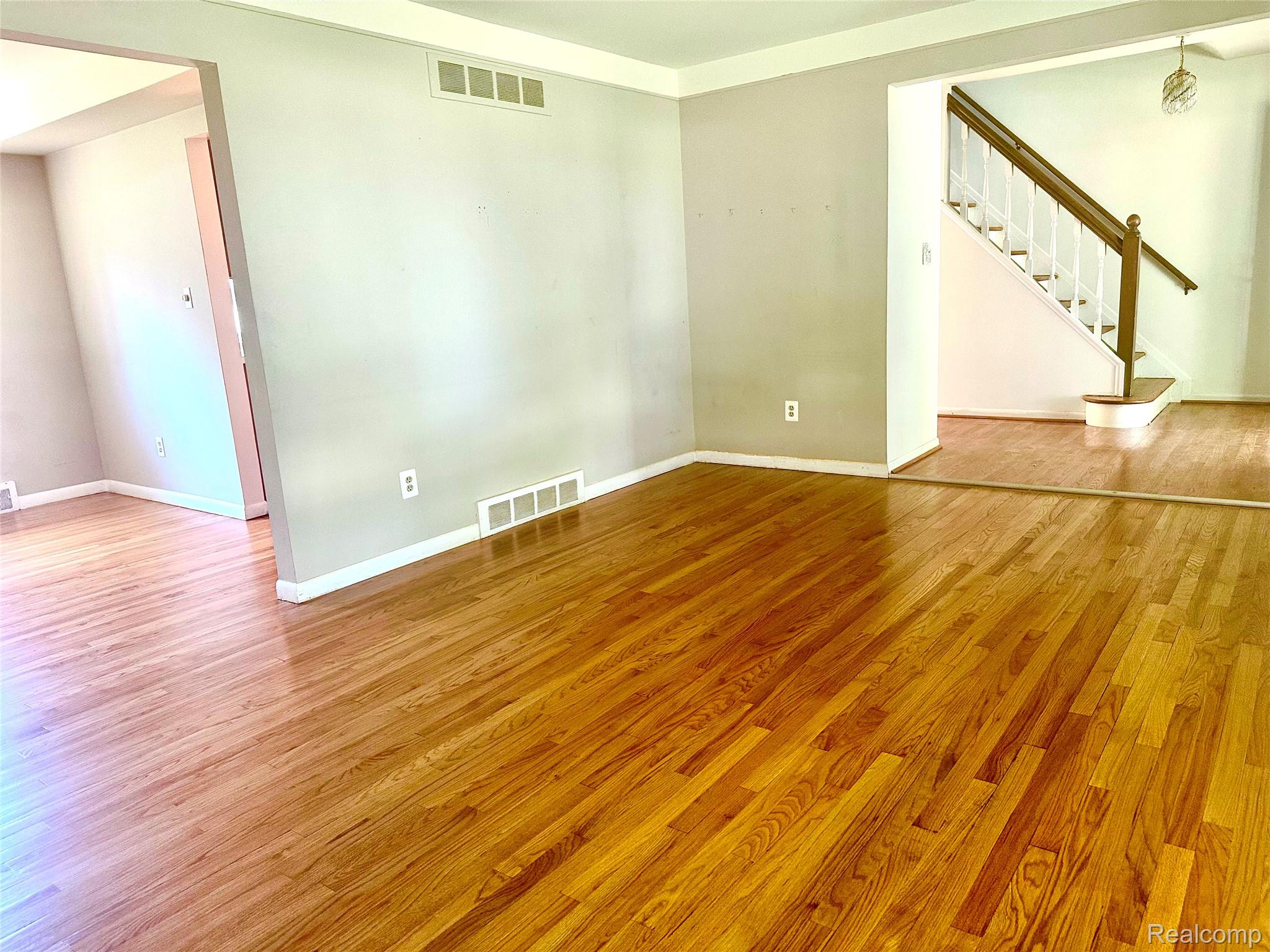 32307 Cambridge Drive Property Photo 4