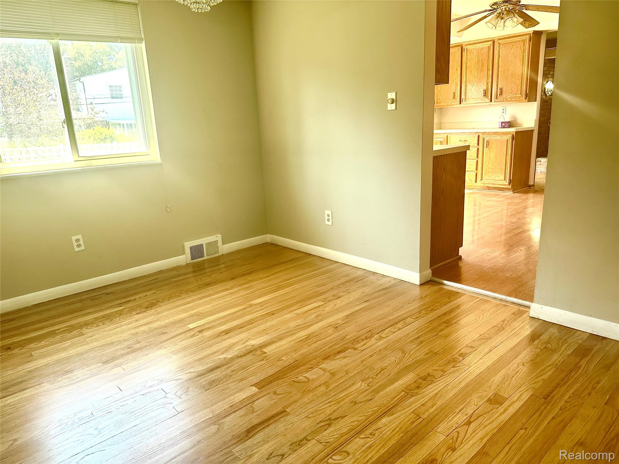 32307 Cambridge Drive Property Photo 11