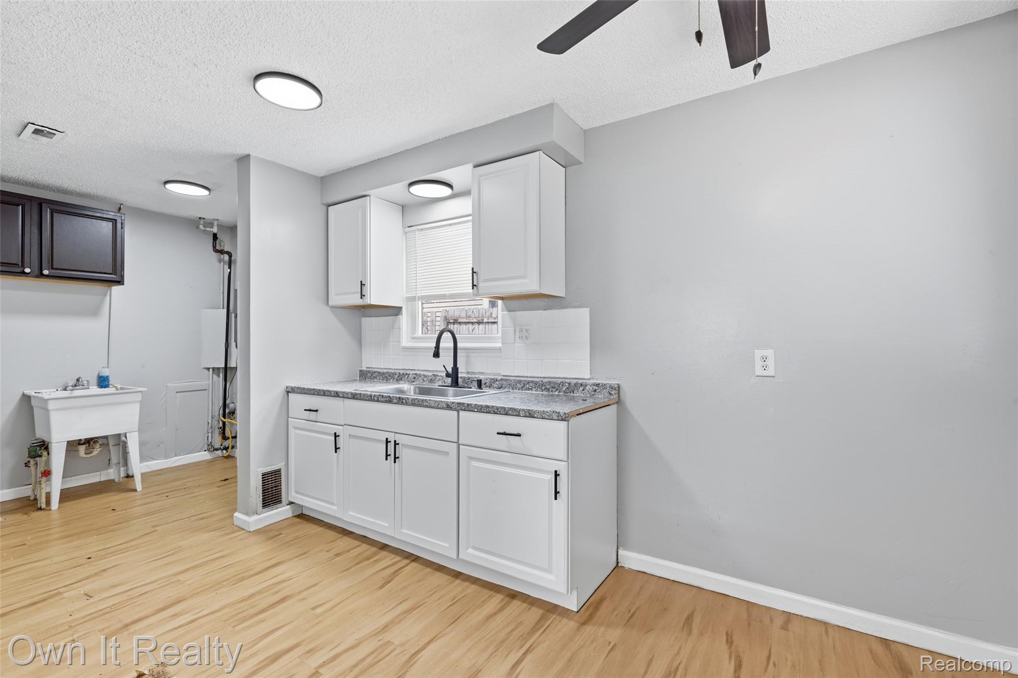 8082 Robert Street Property Photo 6