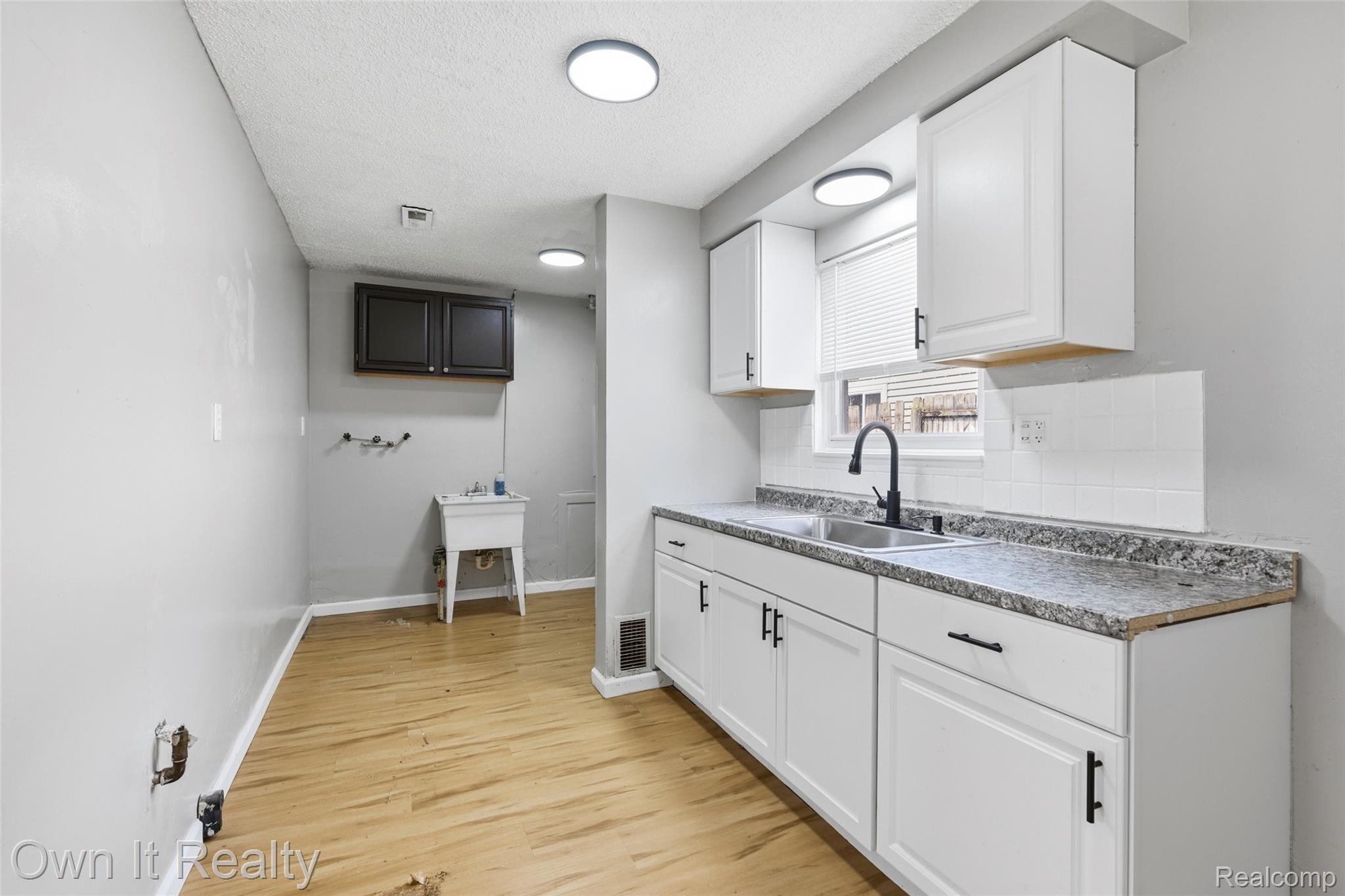 8082 Robert Street Property Photo 7