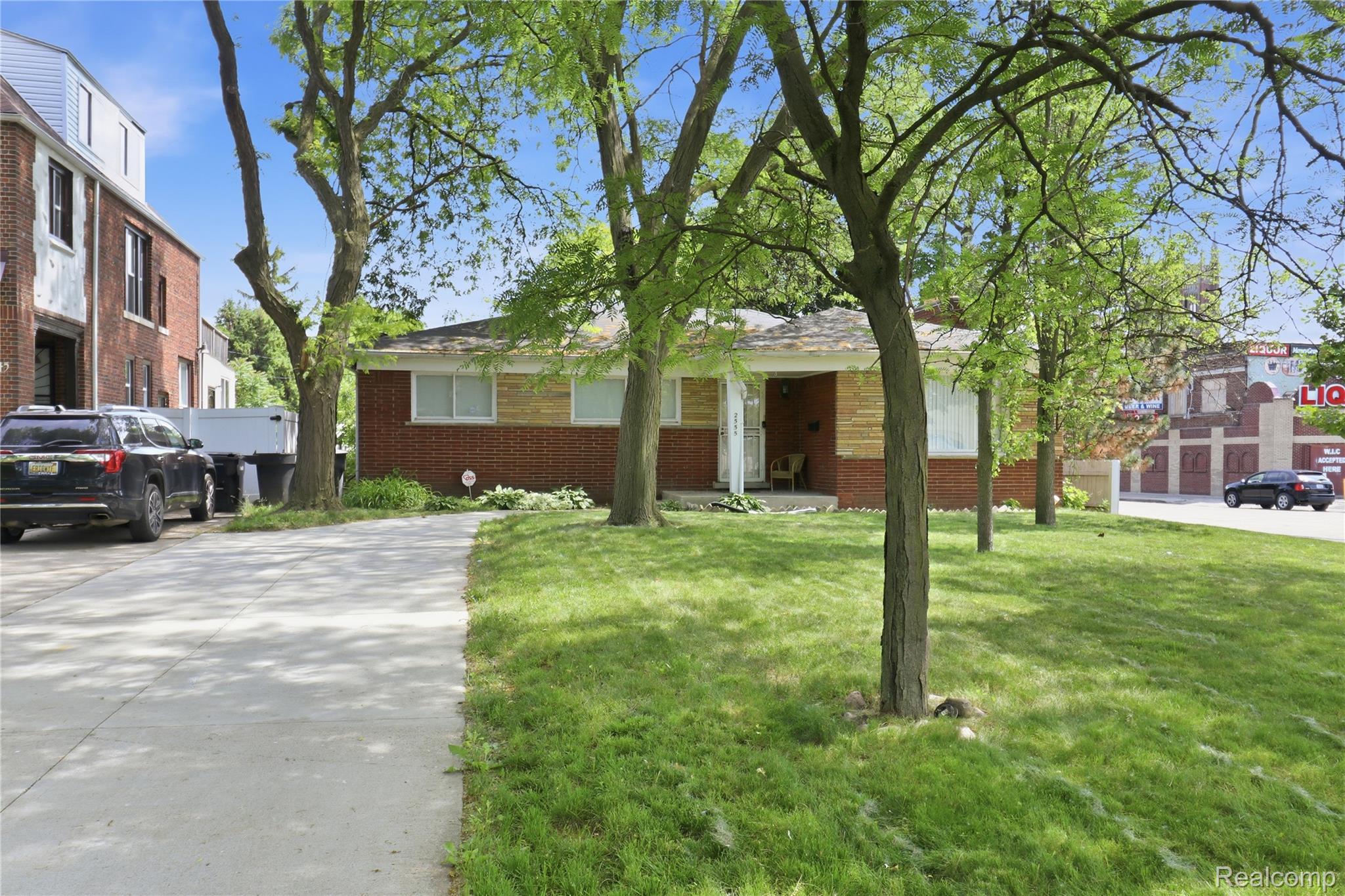 2555 W Boston Boulevard Property Photo 2