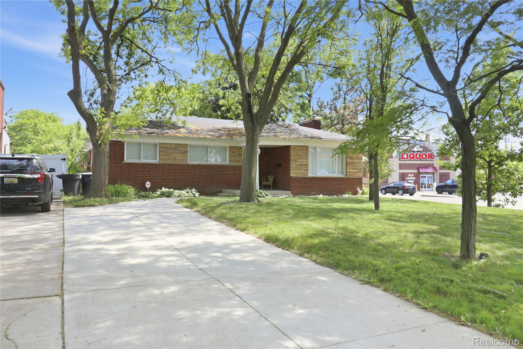 2555 W Boston Boulevard Property Photo 3