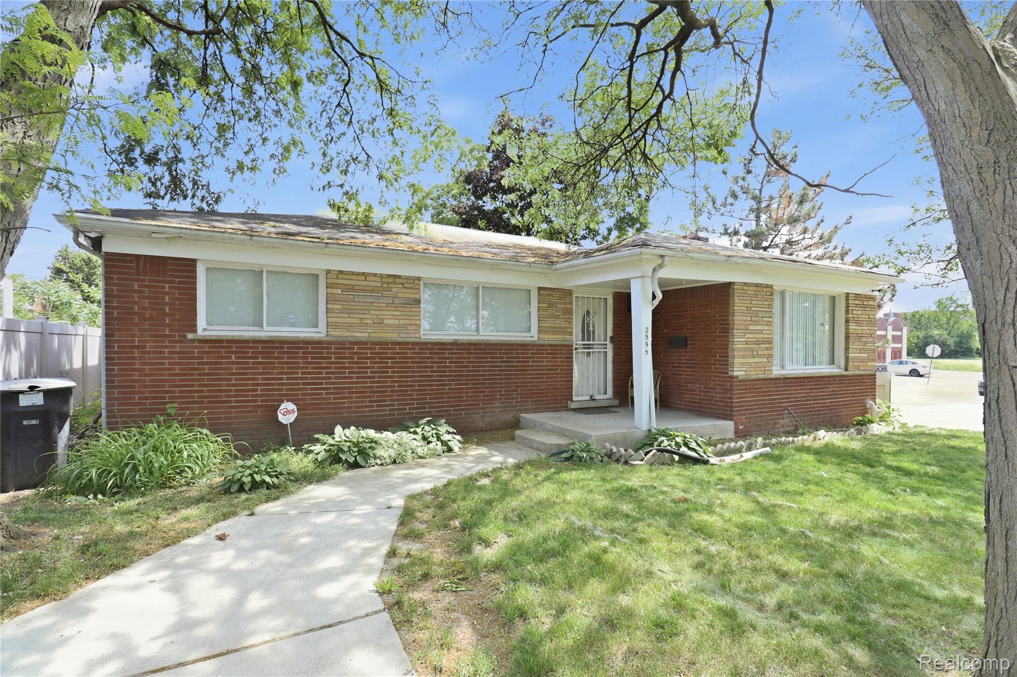 2555 W Boston Boulevard Property Photo 4