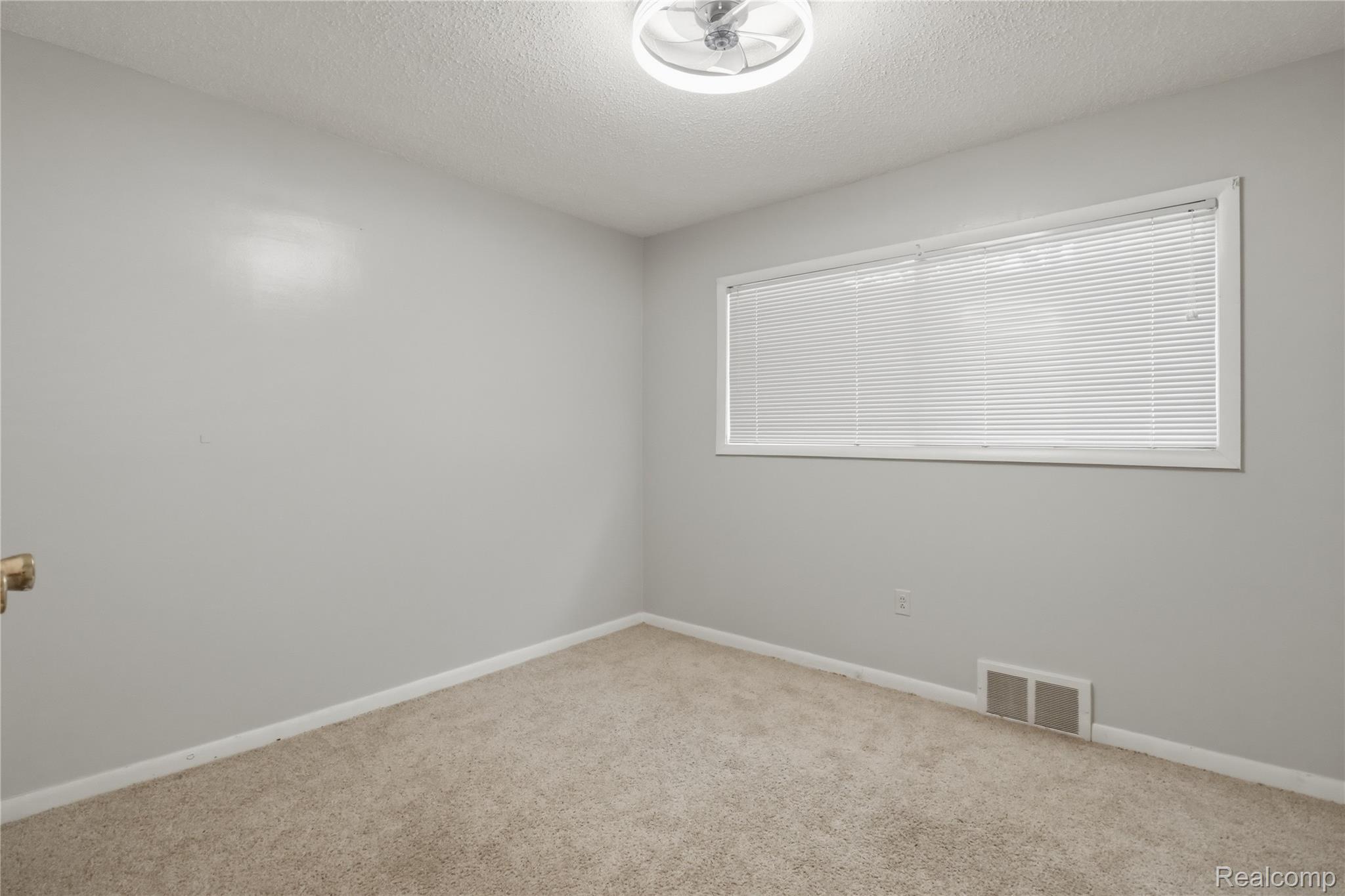 2555 W Boston Boulevard Property Photo 18