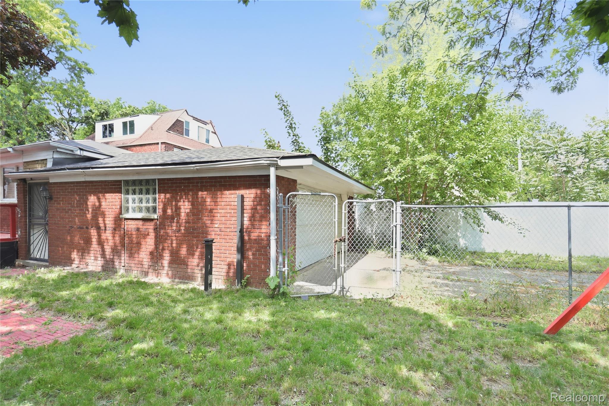 2555 W Boston Boulevard Property Photo 33