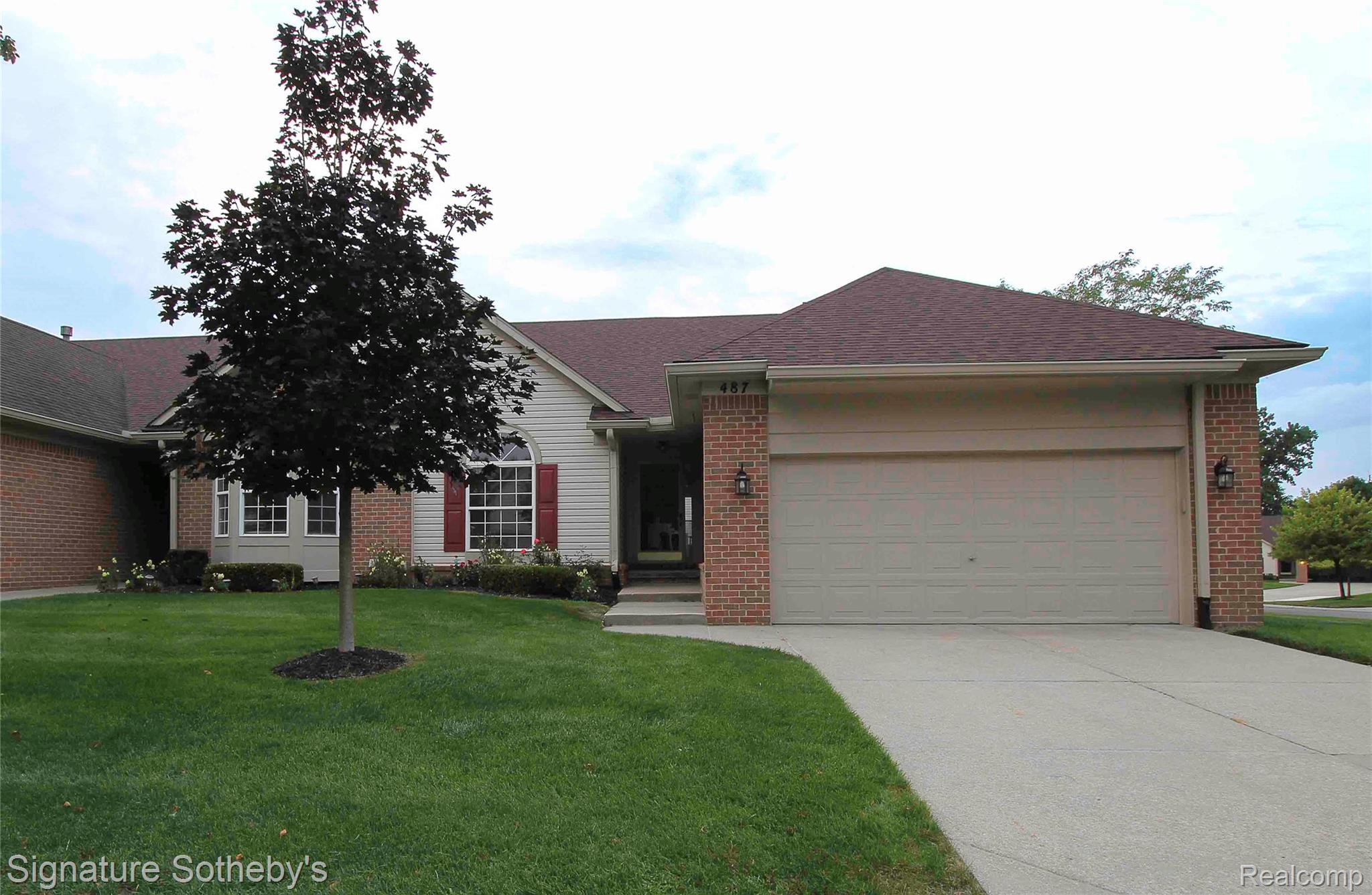 487 Woodvale Drive Property Photo 1