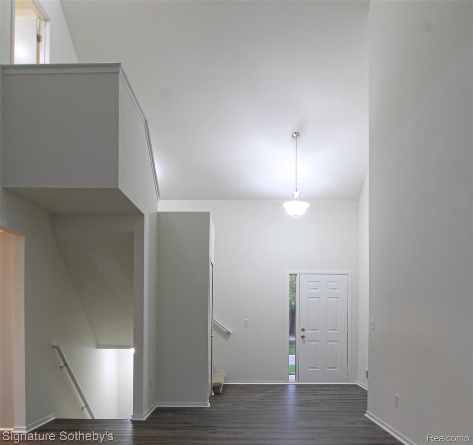 487 Woodvale Drive Property Photo 2