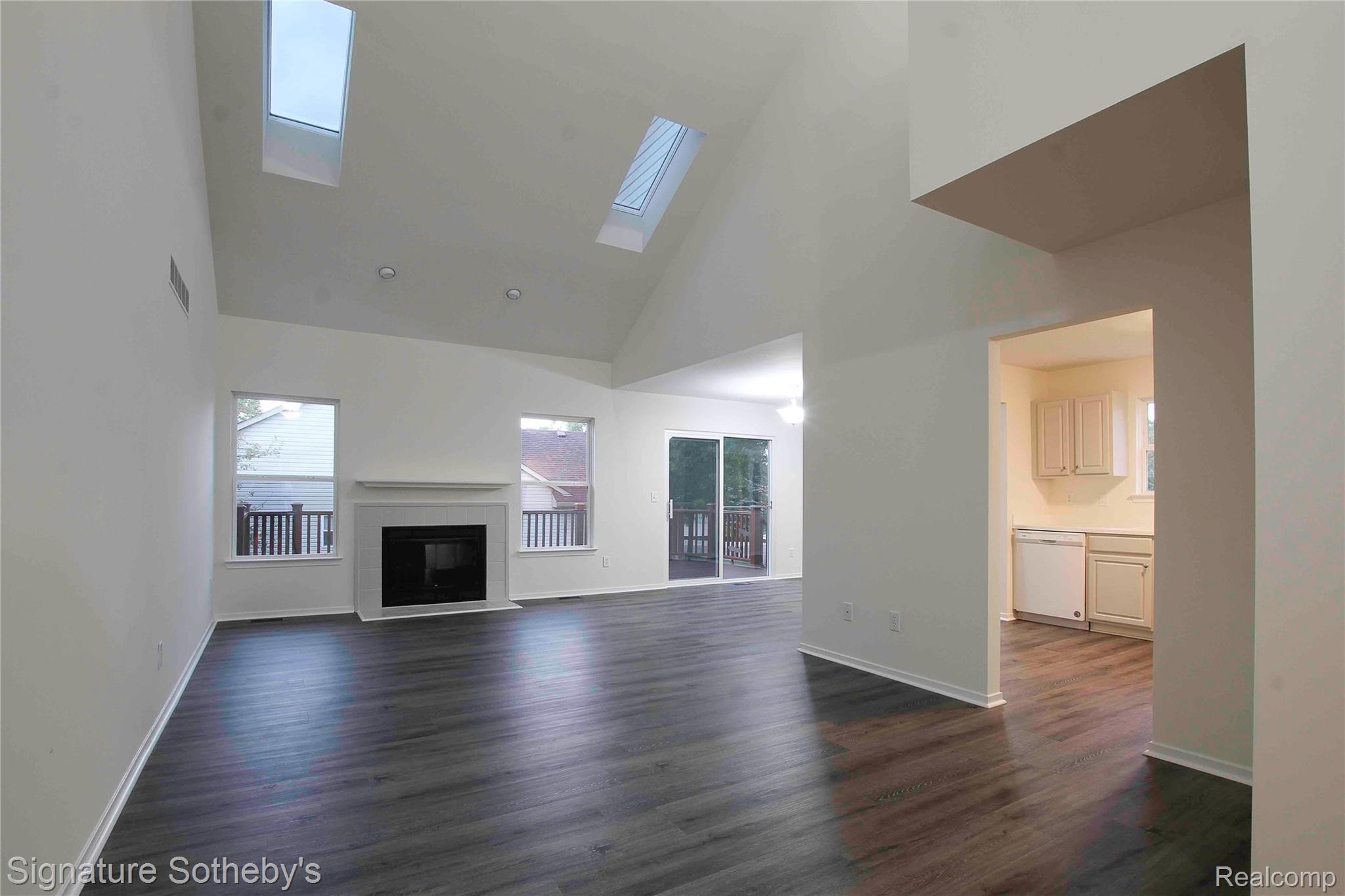 487 Woodvale Drive Property Photo 3