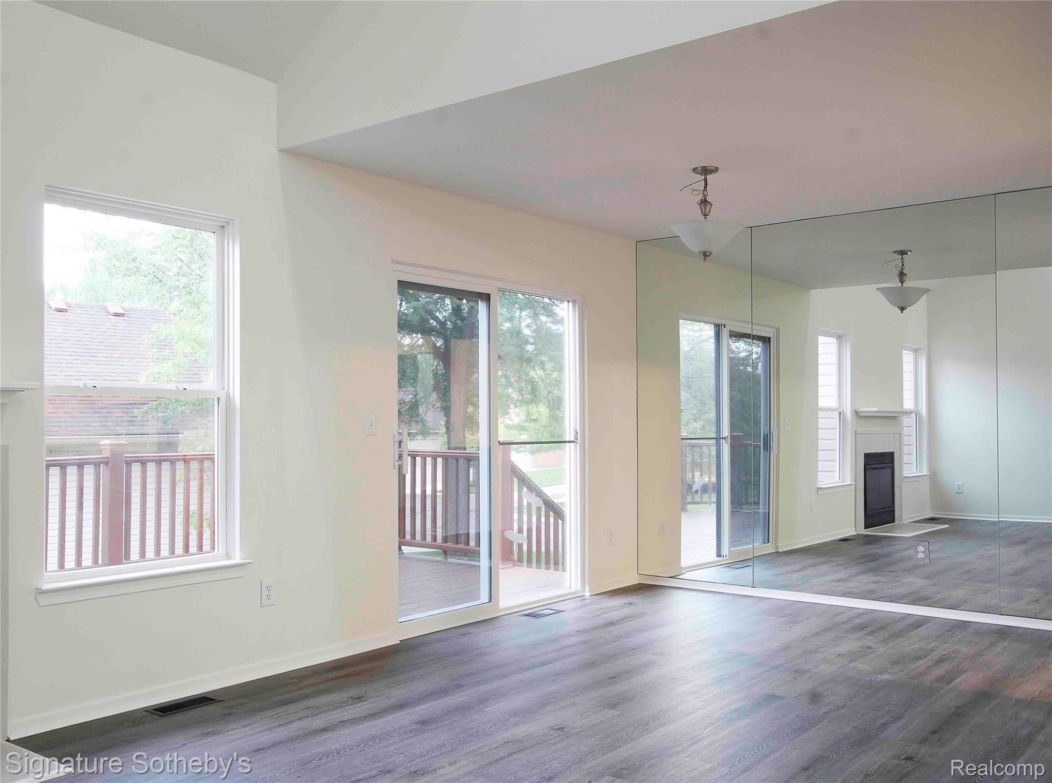 487 Woodvale Drive Property Photo 4