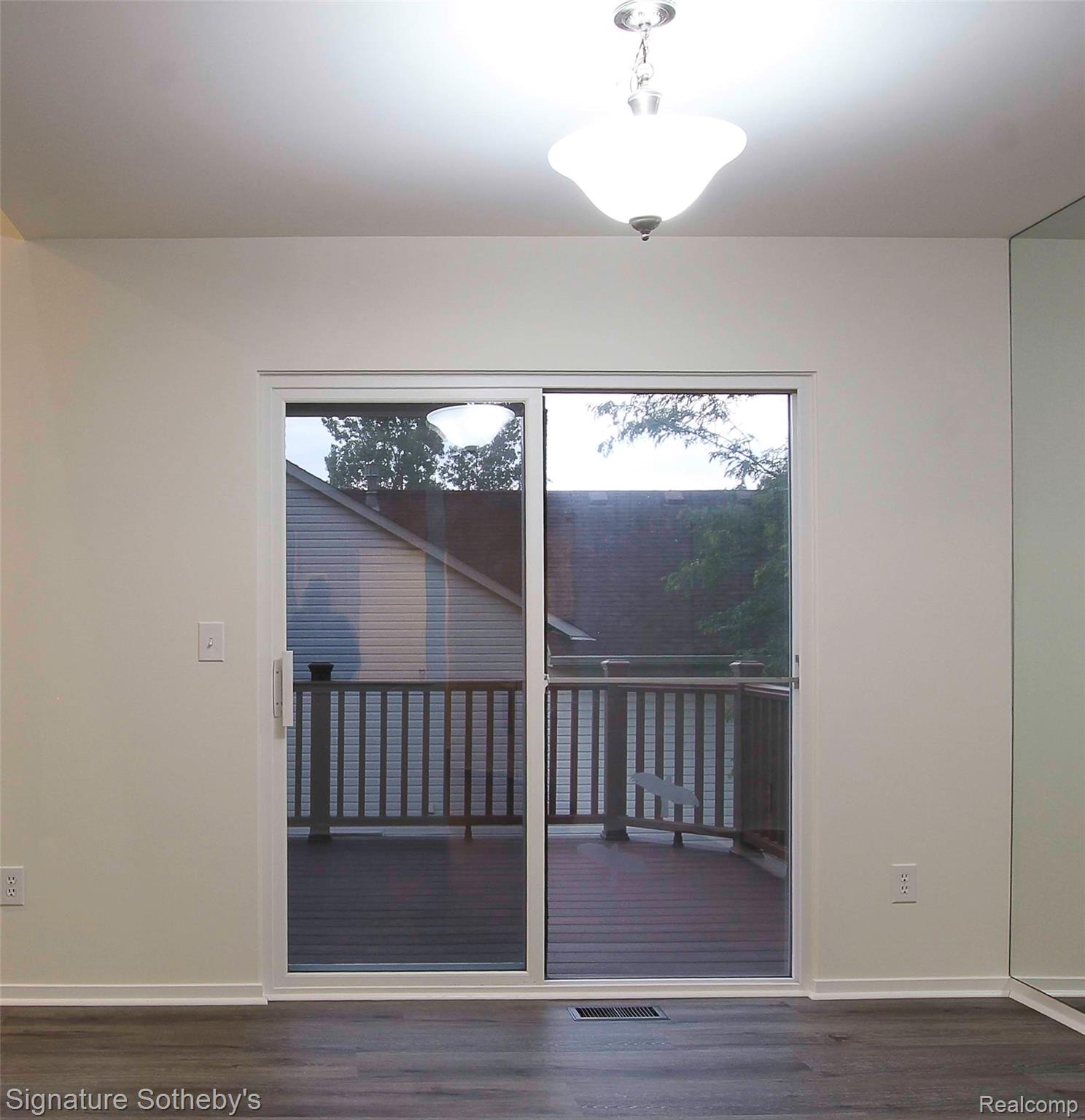 487 Woodvale Drive Property Photo 6