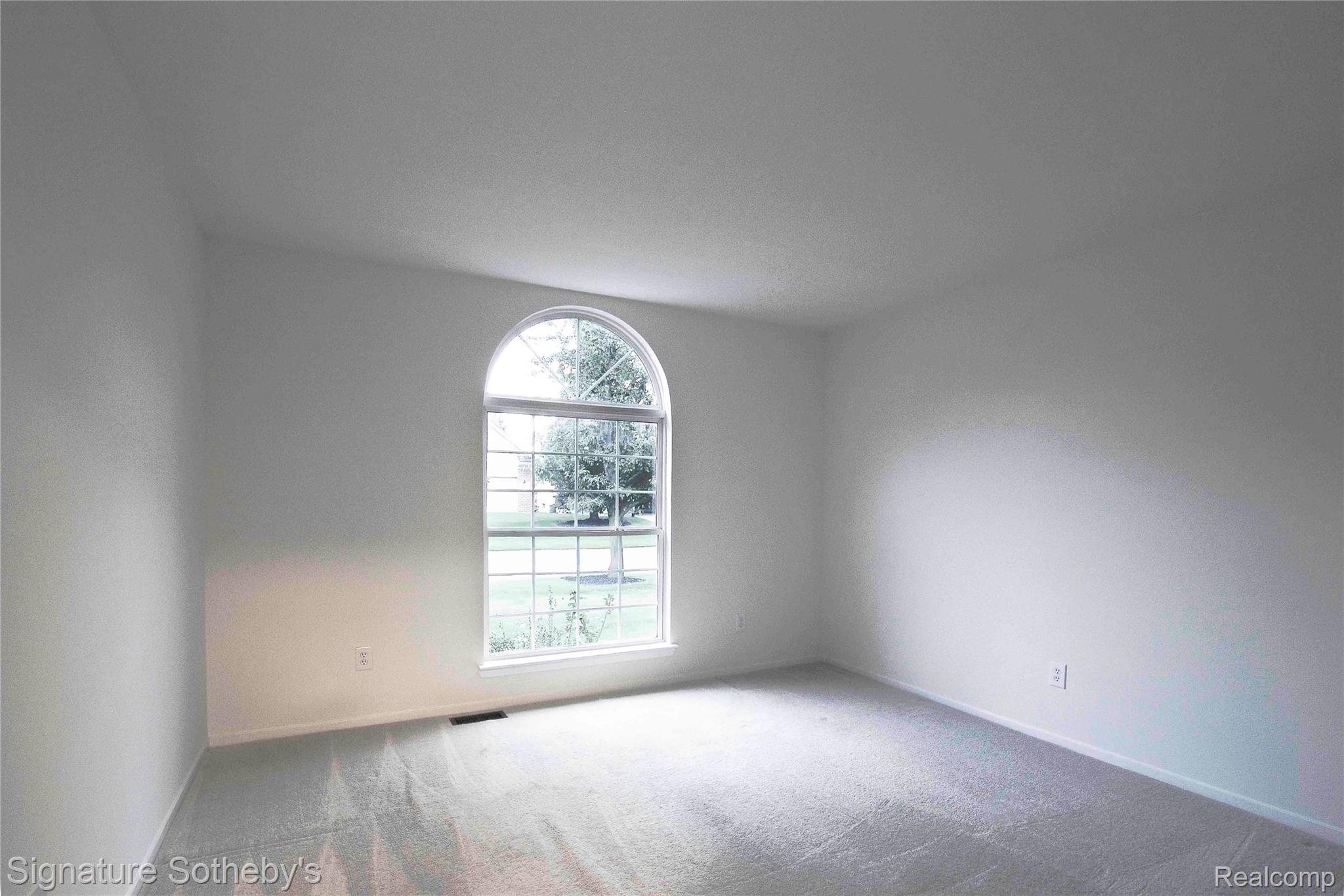 487 Woodvale Drive Property Photo 8