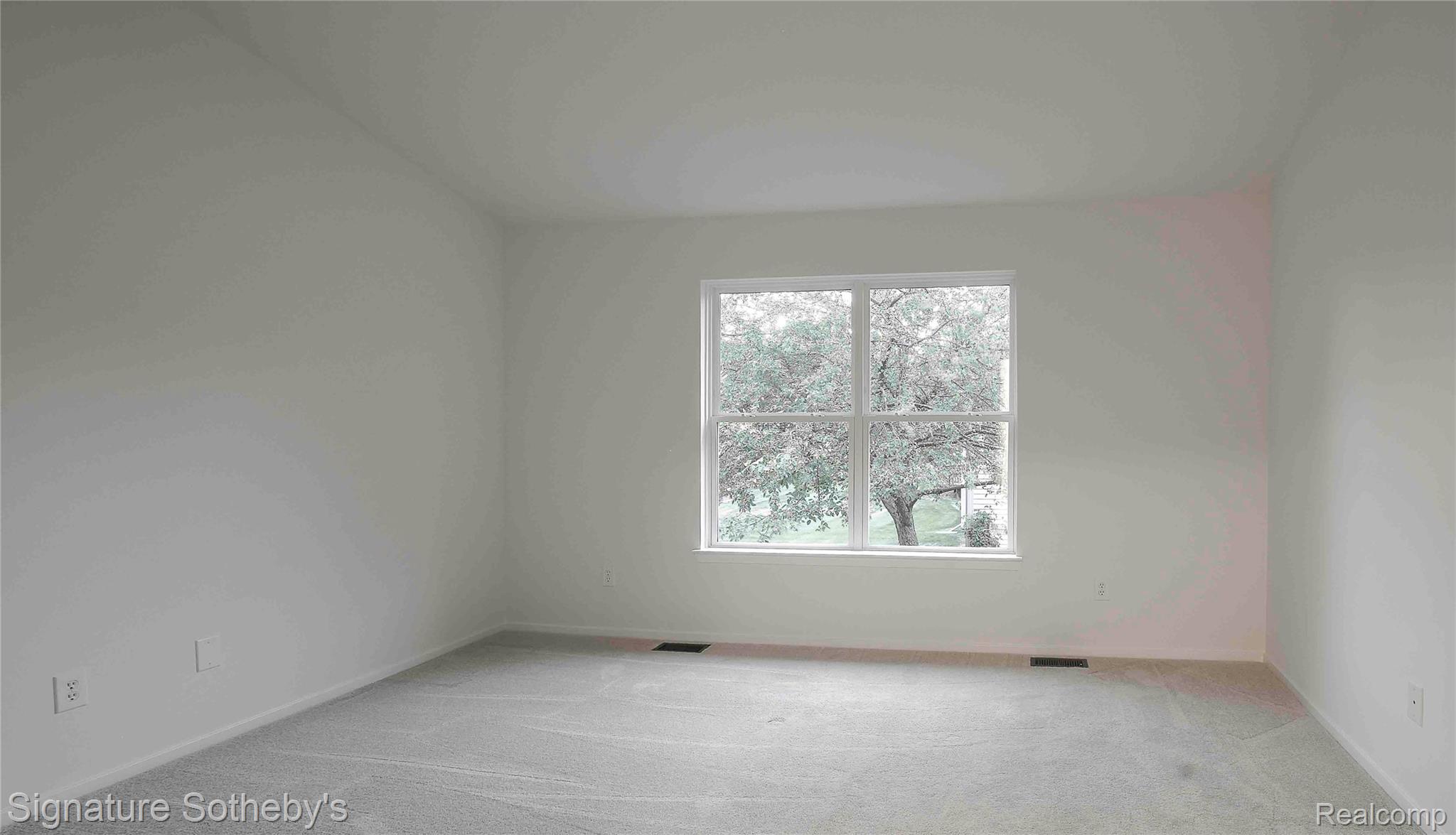 487 Woodvale Drive Property Photo 10