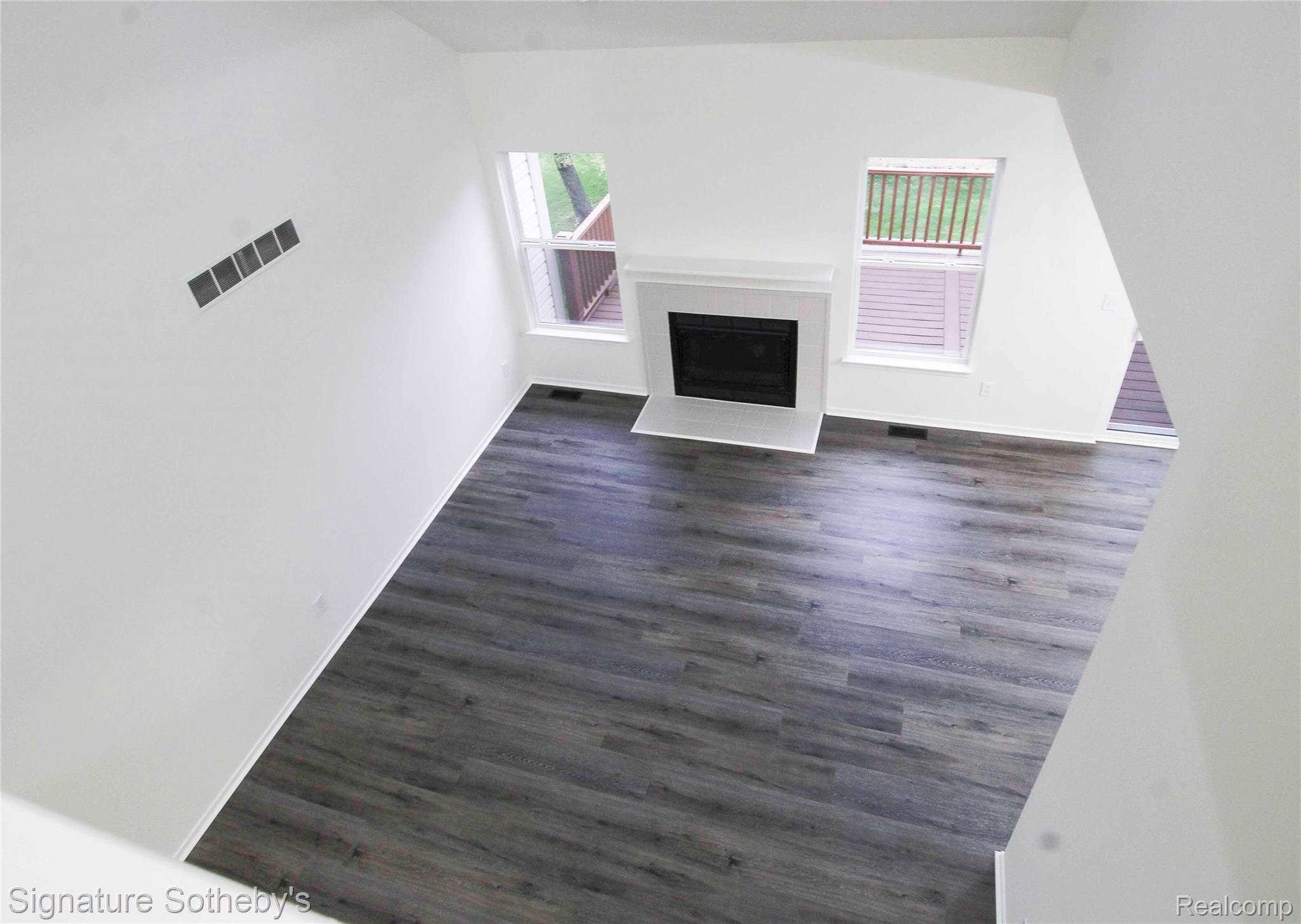 487 Woodvale Drive Property Photo 12