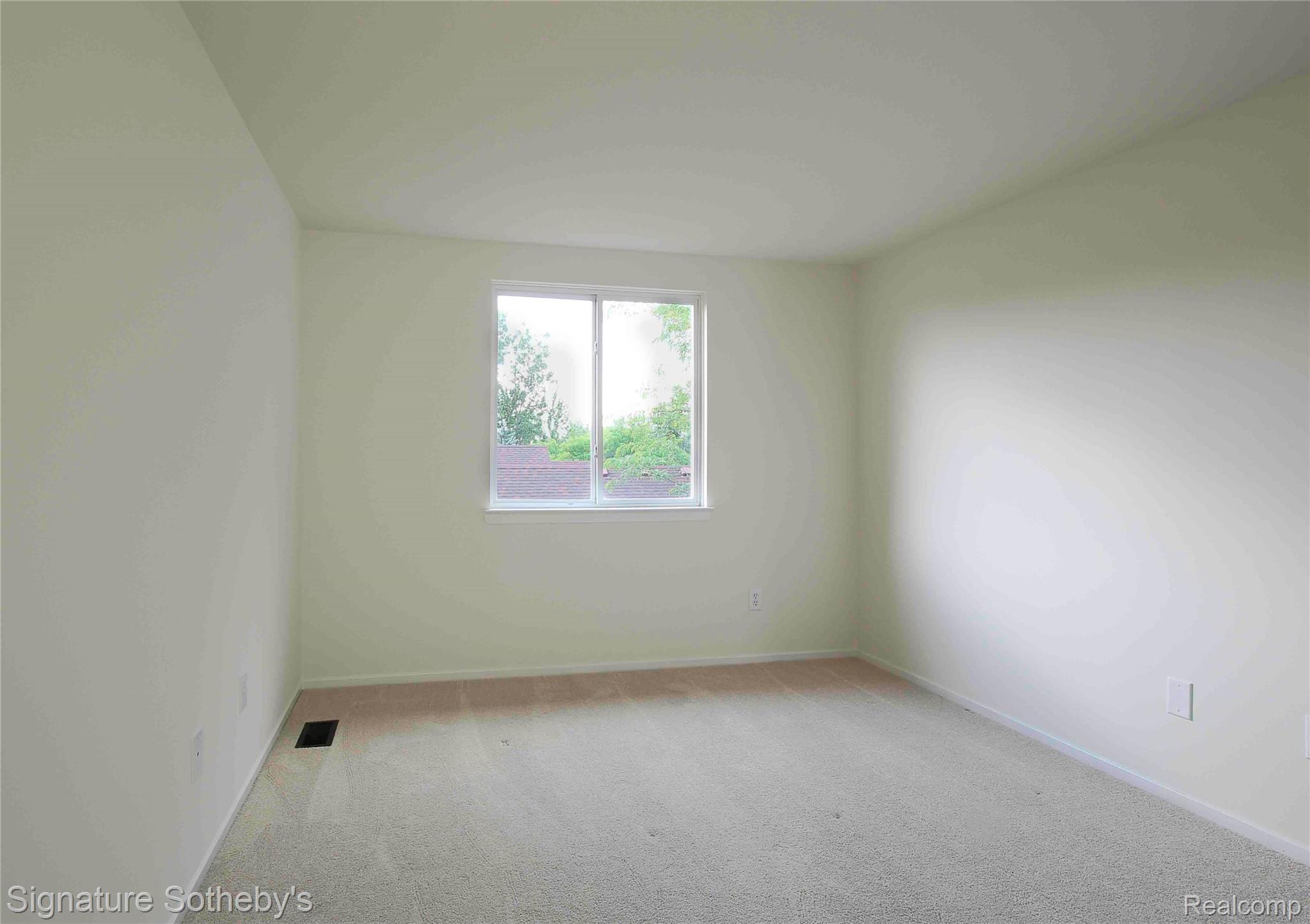 487 Woodvale Drive Property Photo 13