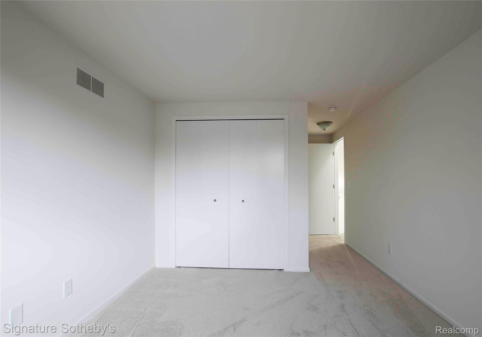 487 Woodvale Drive Property Photo 14
