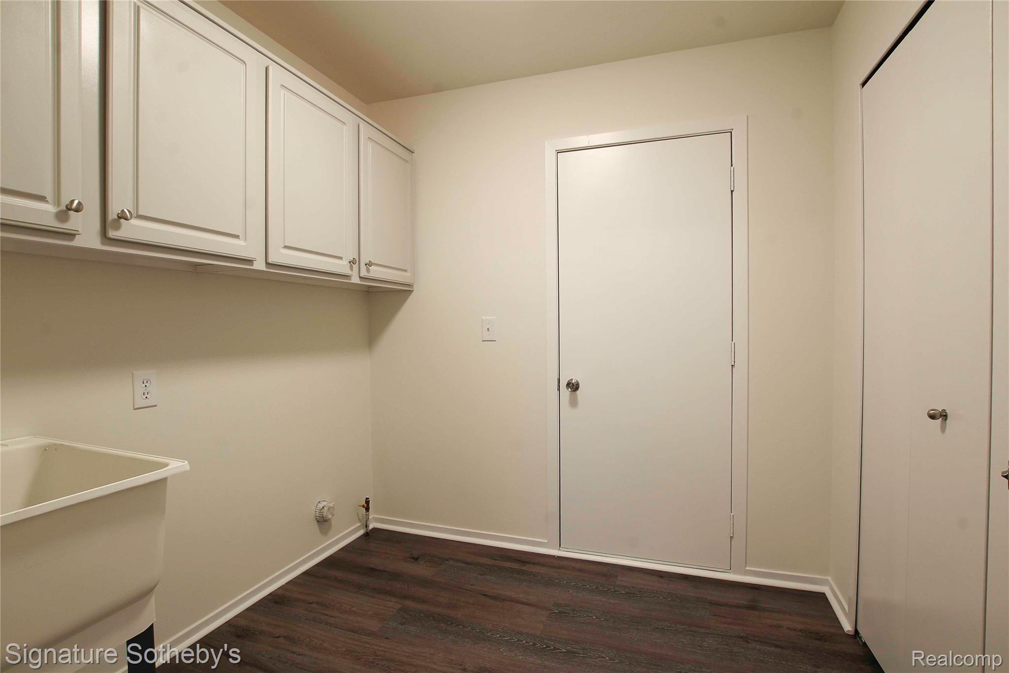 487 Woodvale Drive Property Photo 15