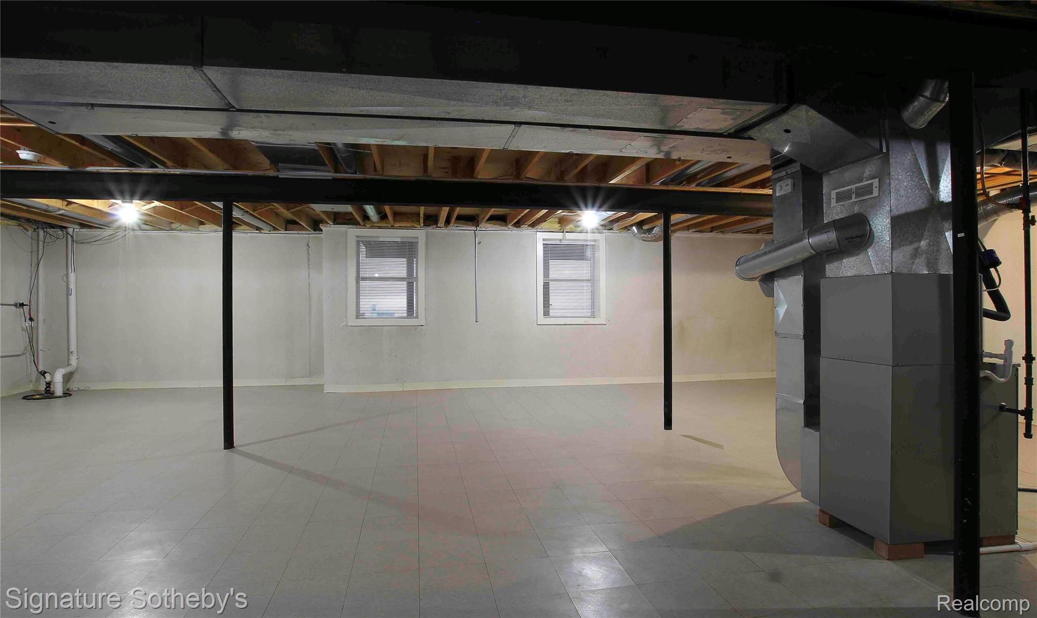 487 Woodvale Drive Property Photo 16