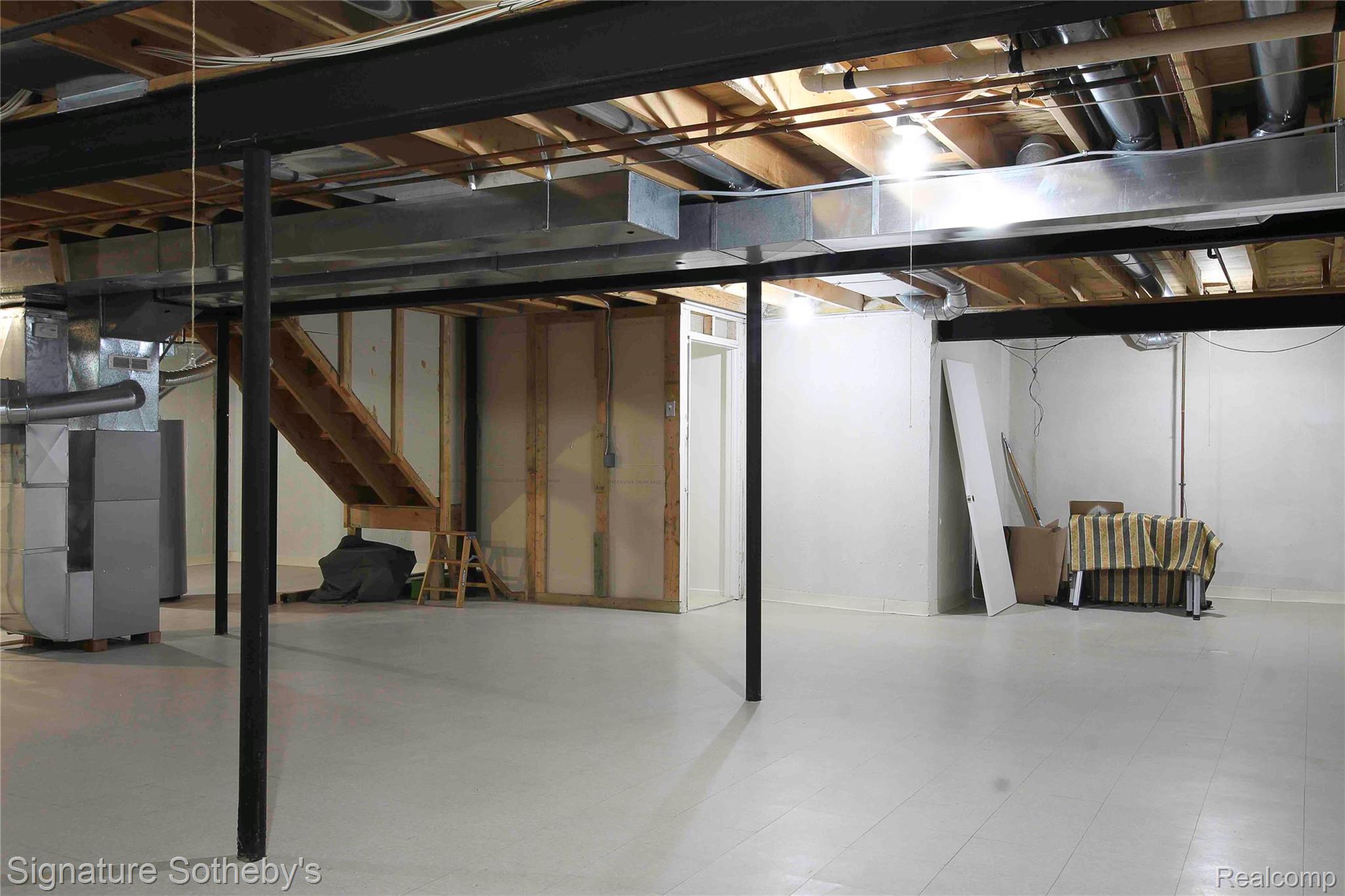 487 Woodvale Drive Property Photo 18
