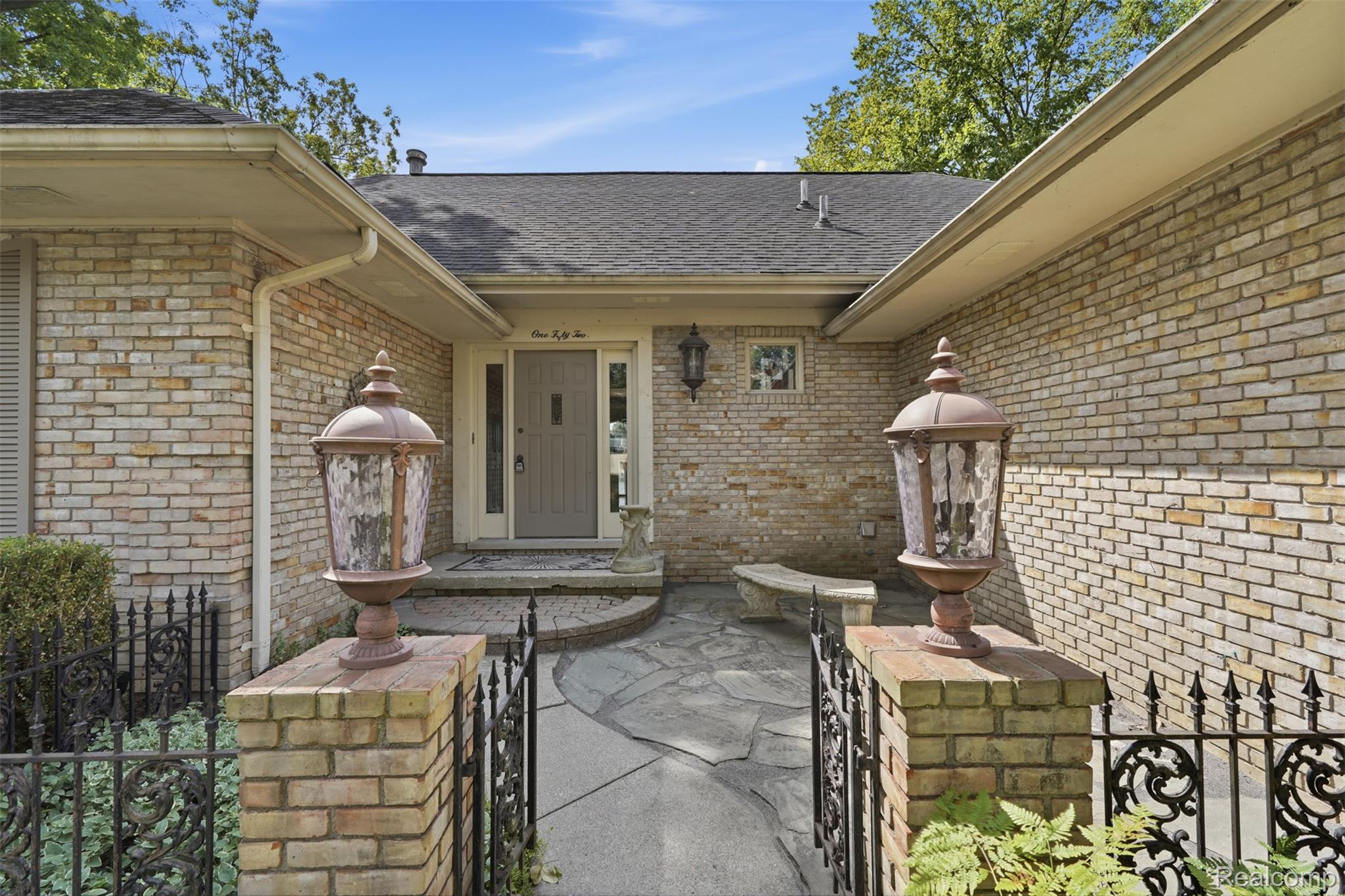 152 Overlake Property Photo 4