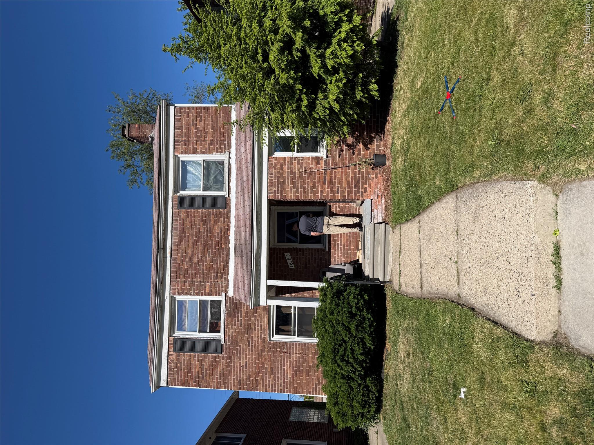 16185 Manor Street Property Photo 1