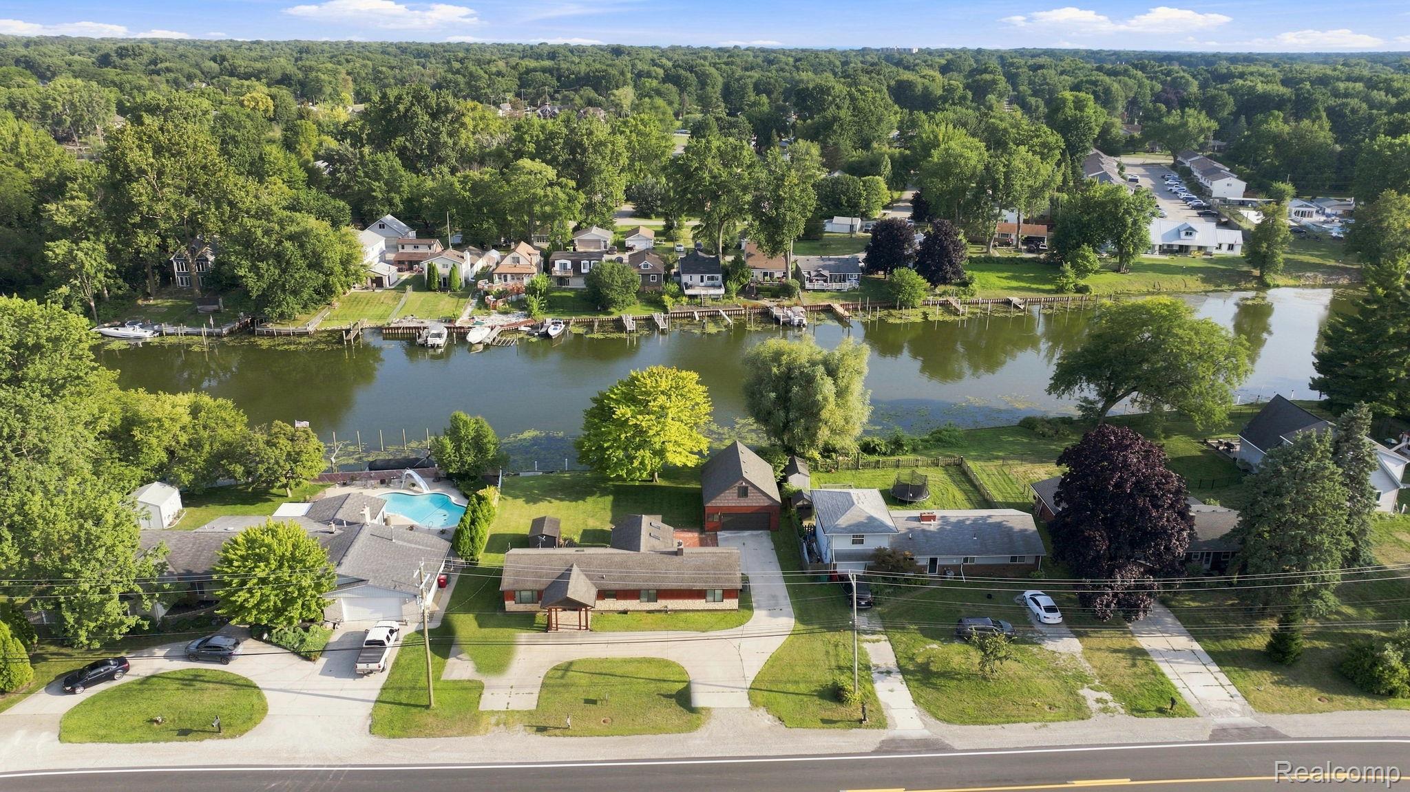 25800 N River Road Property Photo 4