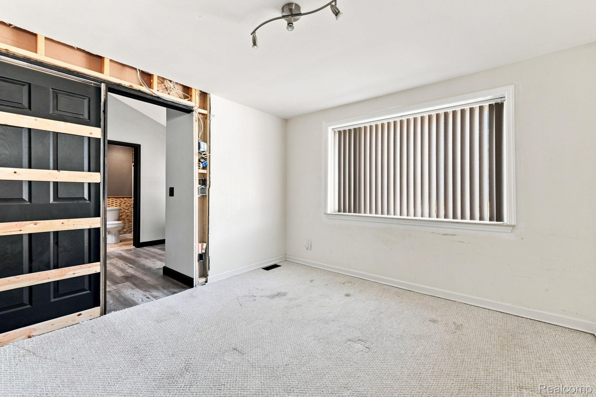25800 N River Road Property Photo 15