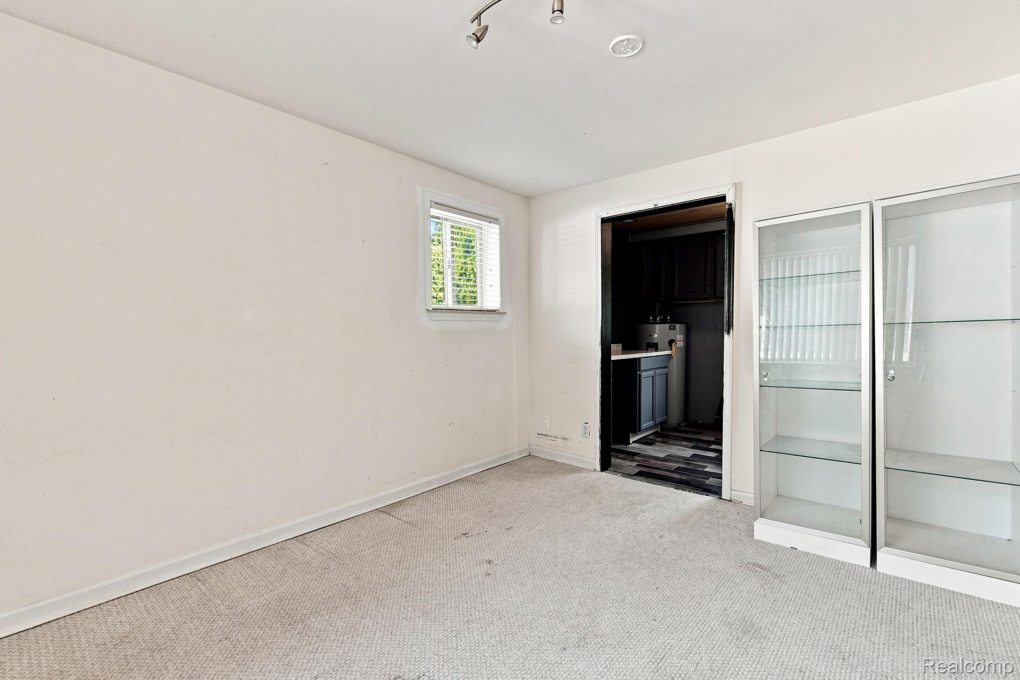 25800 N River Road Property Photo 16