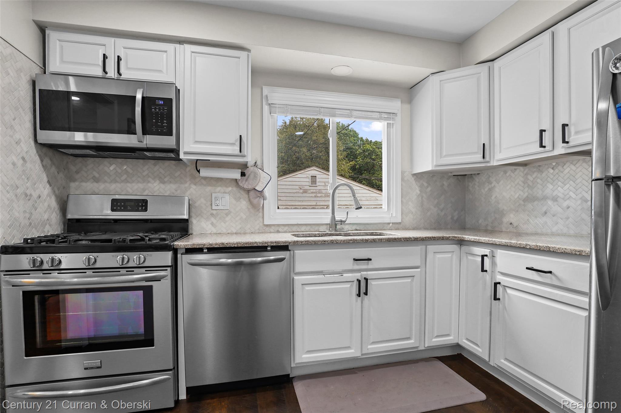 18285 Outer Drive Property Photo 9