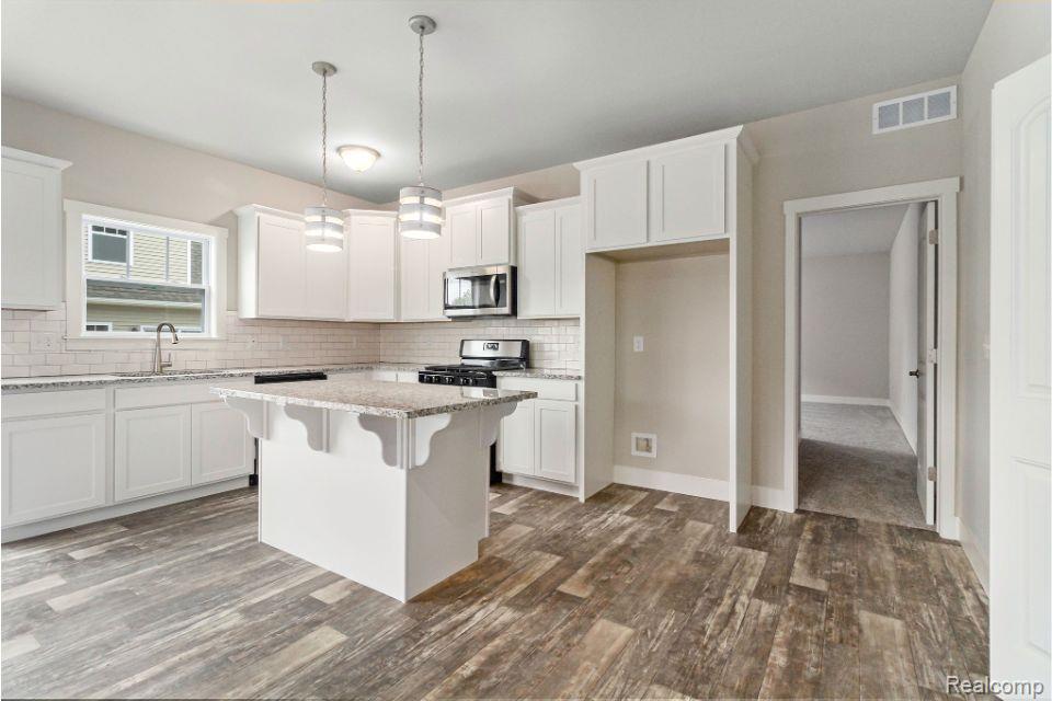 360 Dorchester Drive Property Photo 4
