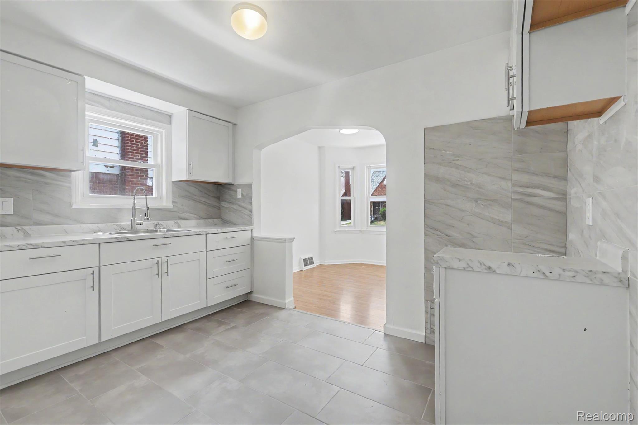 16718 Biltmore Street Property Photo 7