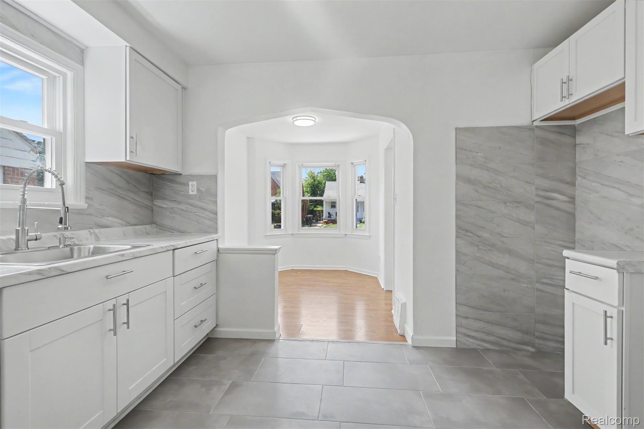 16718 Biltmore Street Property Photo 8