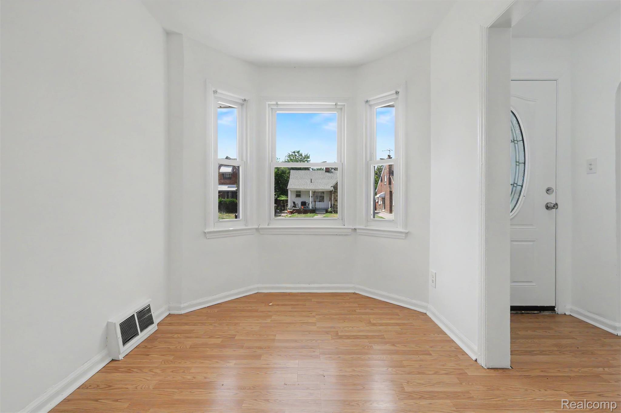 16718 Biltmore Street Property Photo 11