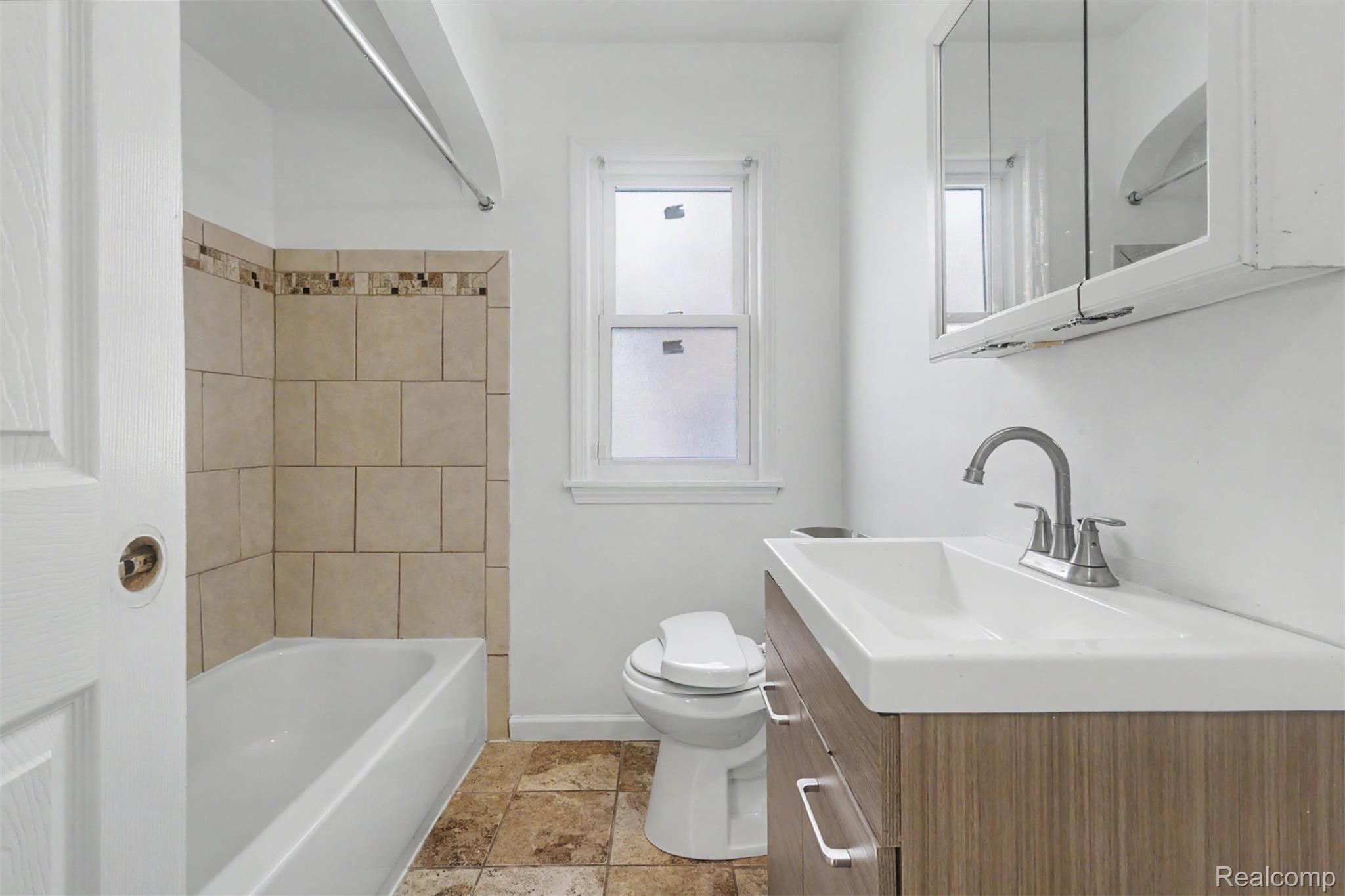 16718 Biltmore Street Property Photo 13