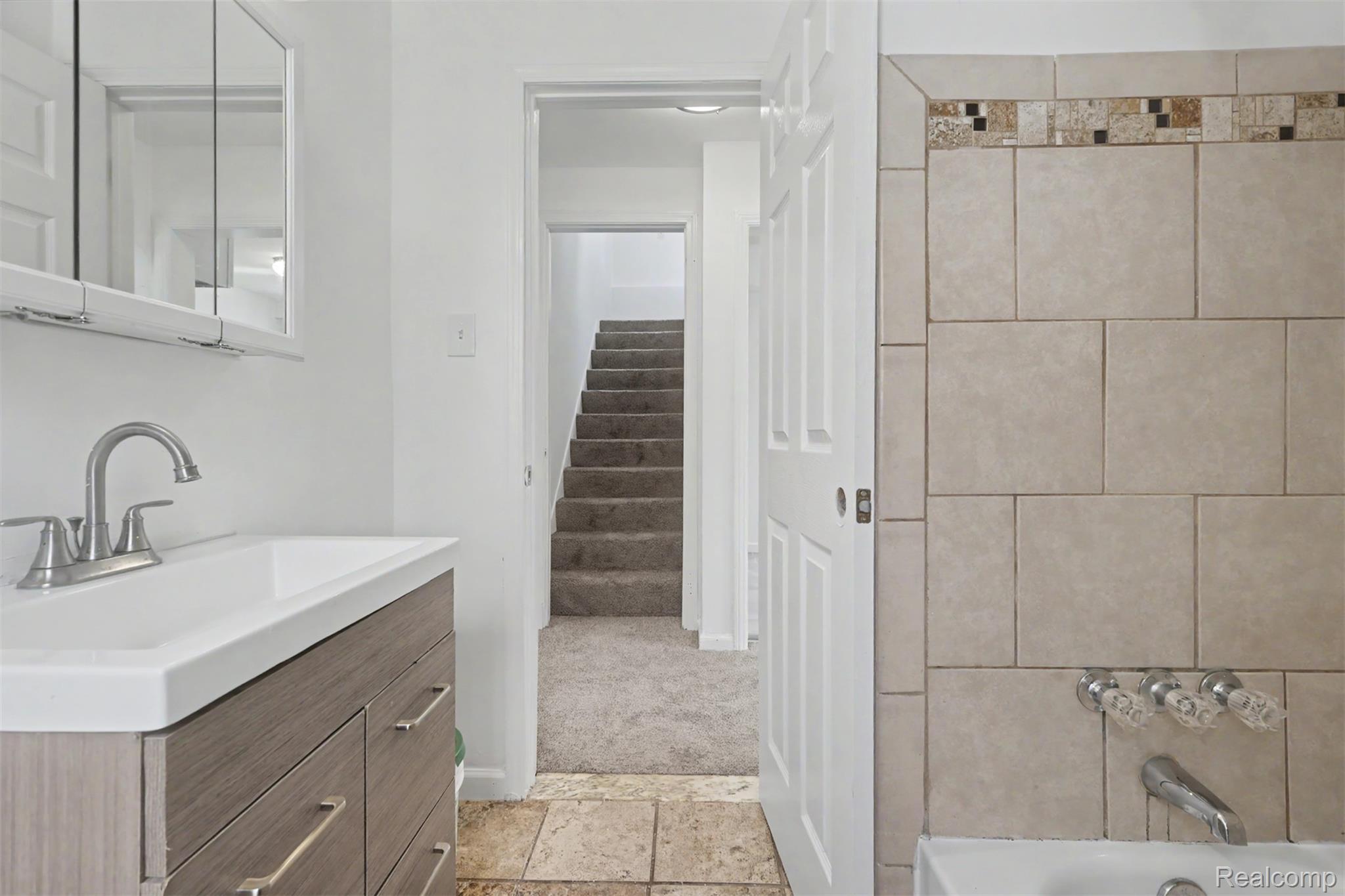 16718 Biltmore Street Property Photo 14