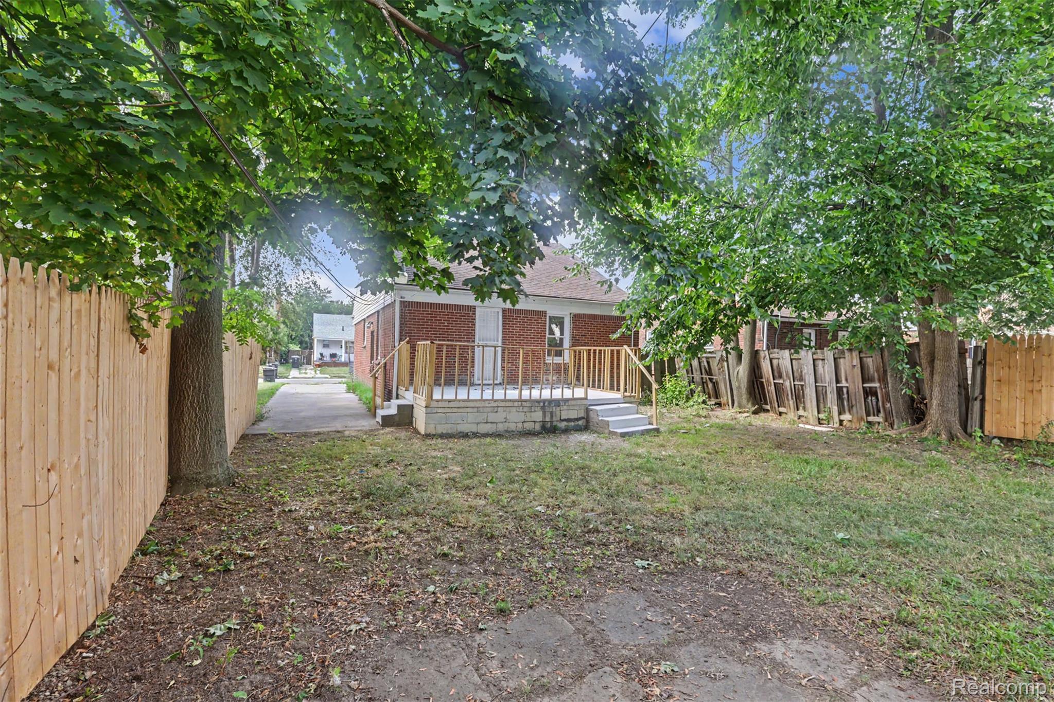 16718 Biltmore Street Property Photo 25