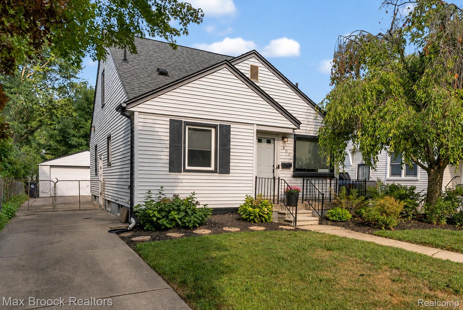 807 N Vermont Avenue Property Photo 1