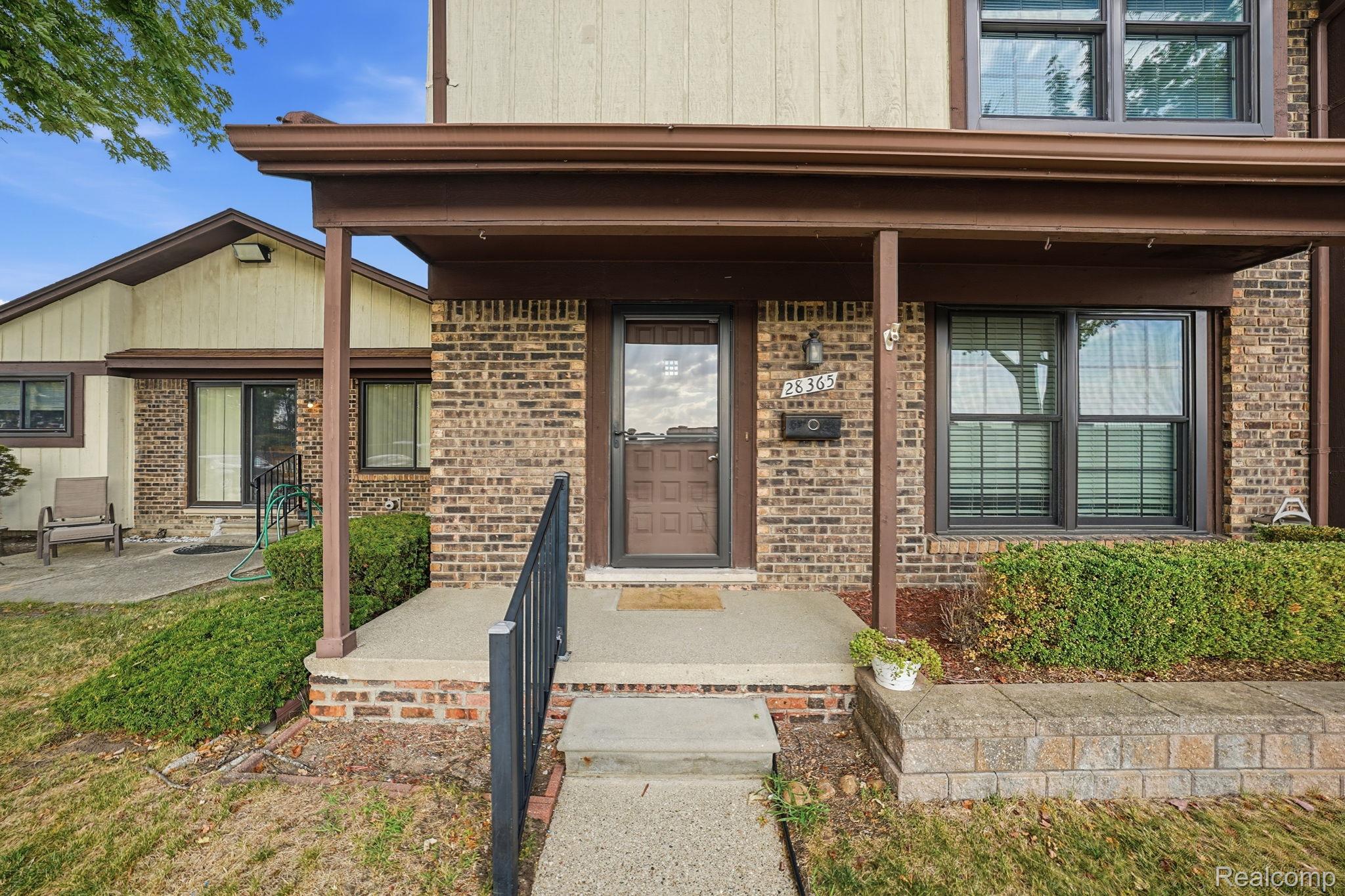 28365 Queens Court Property Photo 1