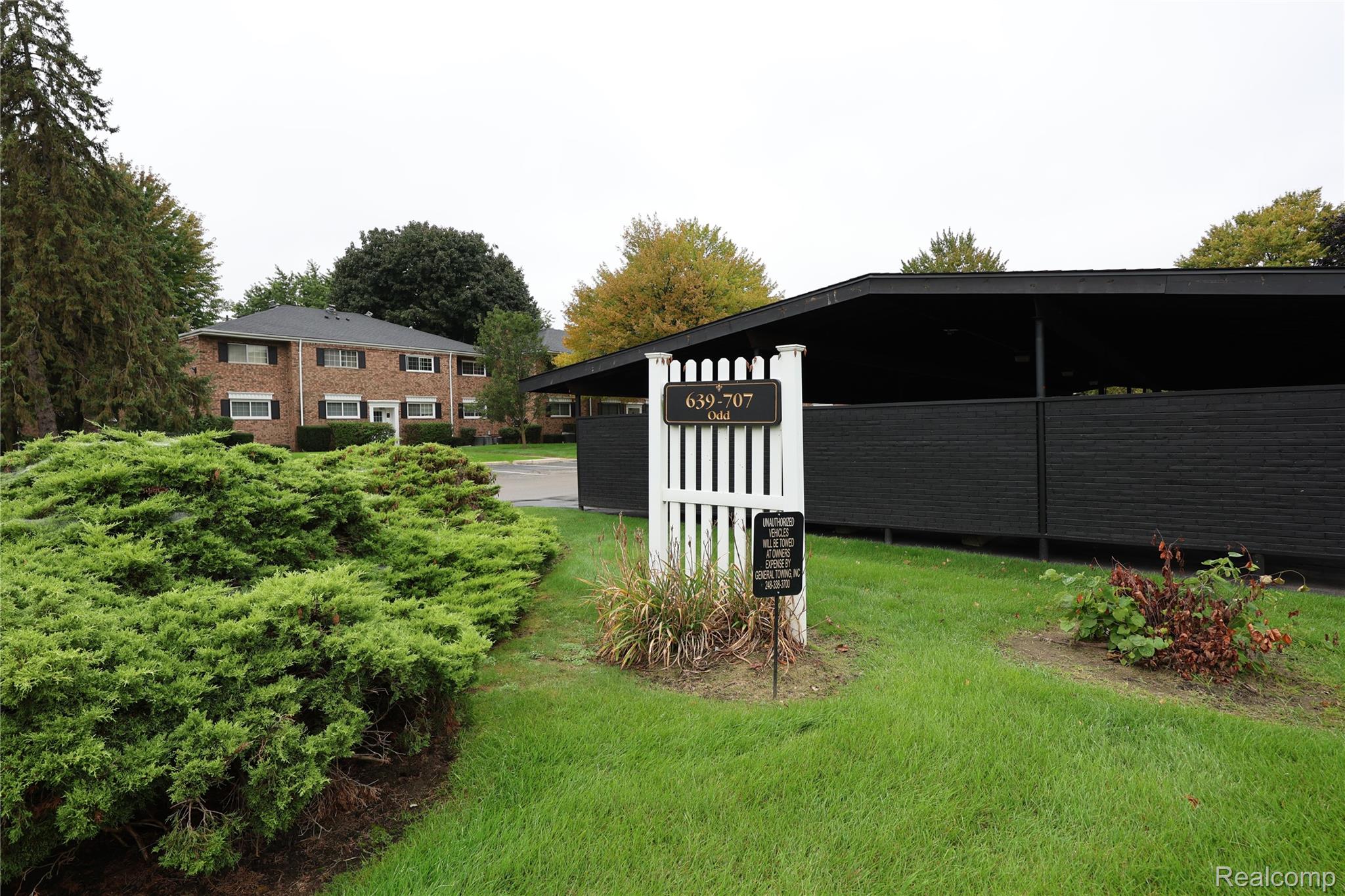 683 E Fox Hills Drive Property Photo 3