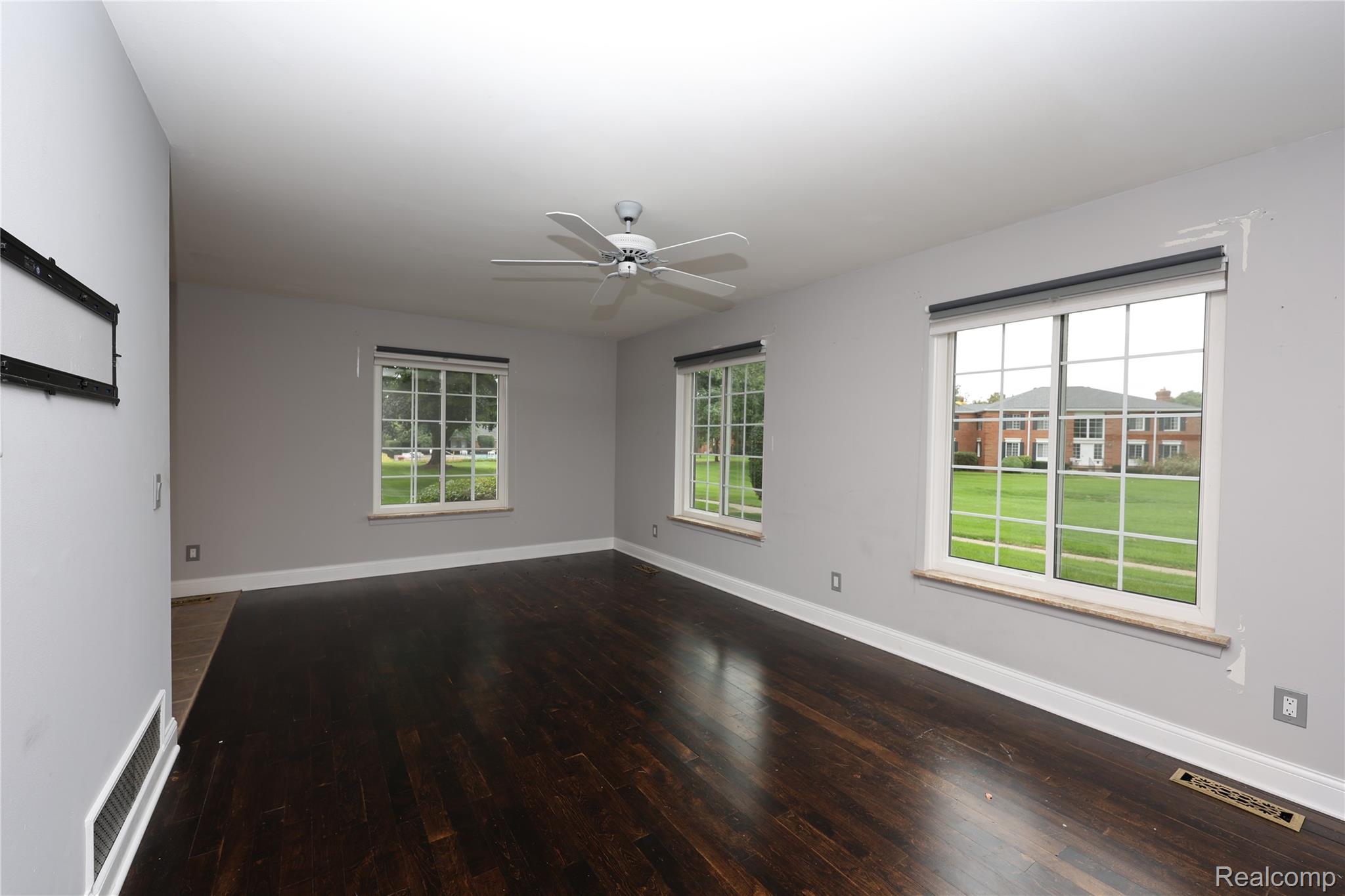 683 E Fox Hills Drive Property Photo 11