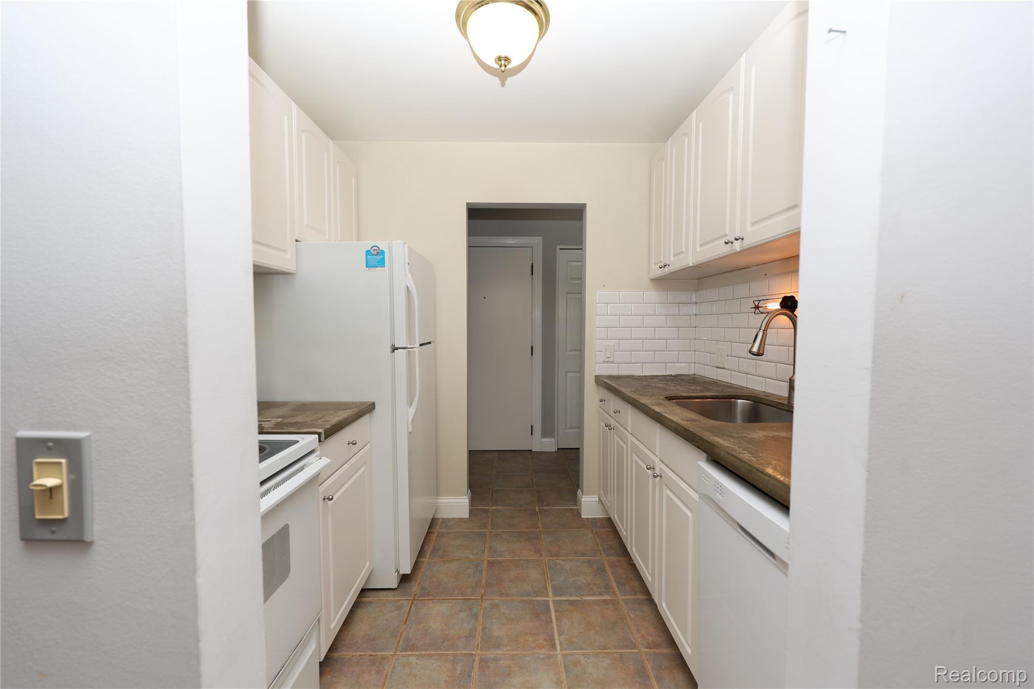 683 E Fox Hills Drive Property Photo 16