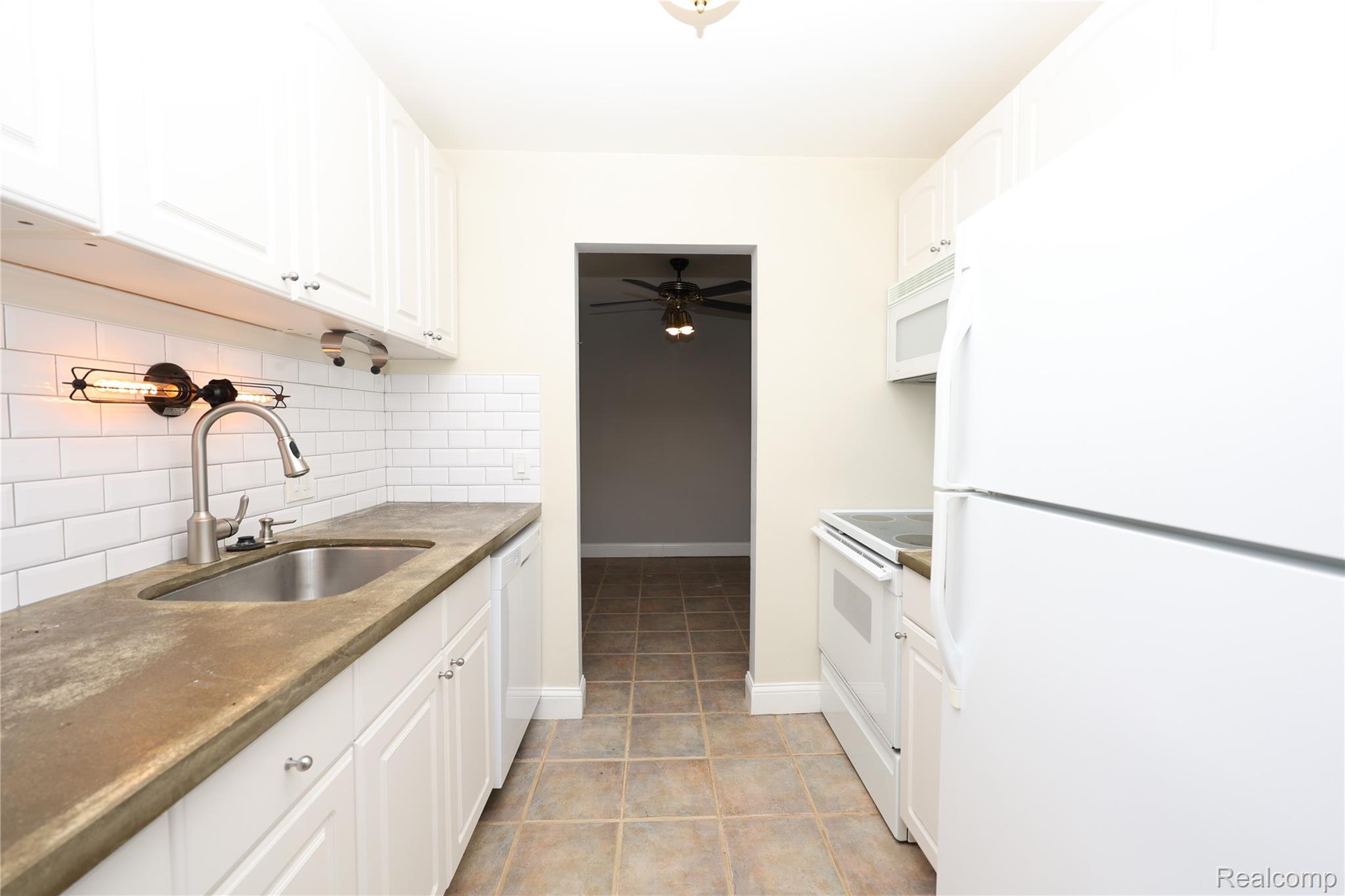 683 E Fox Hills Drive Property Photo 17