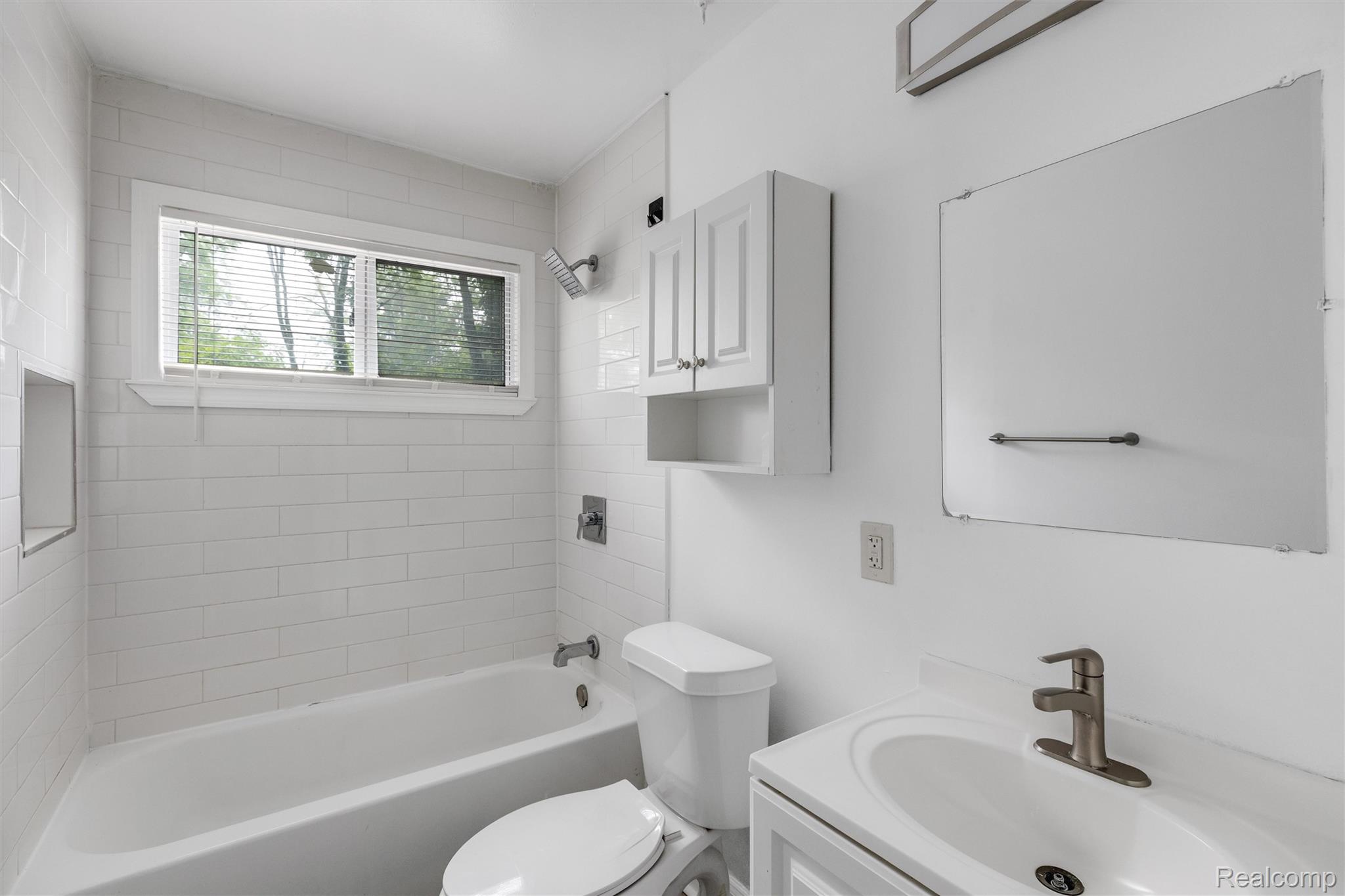 15824 Dacosta Street Property Photo 13