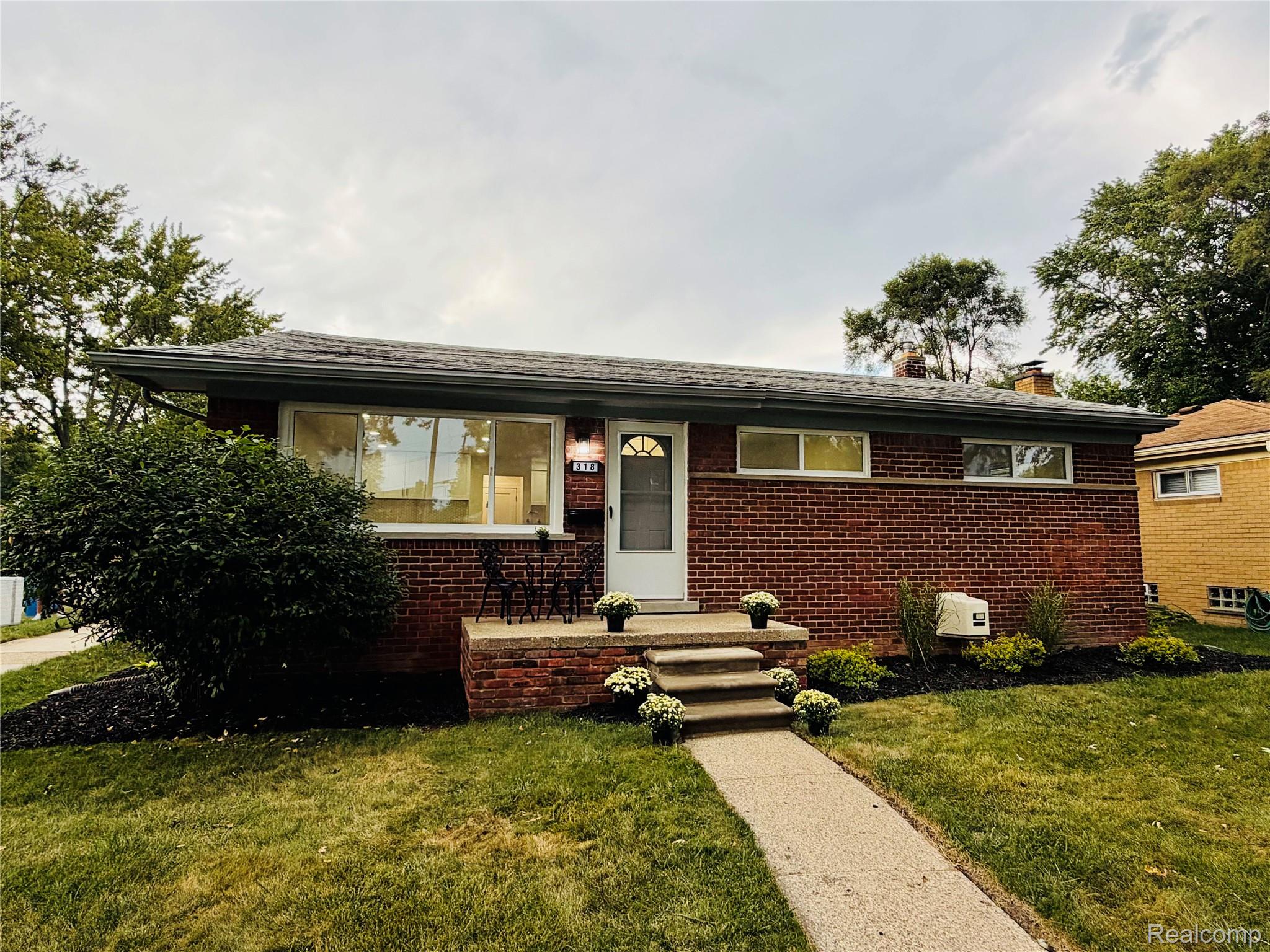 318 Royal Park Lane Property Photo 1