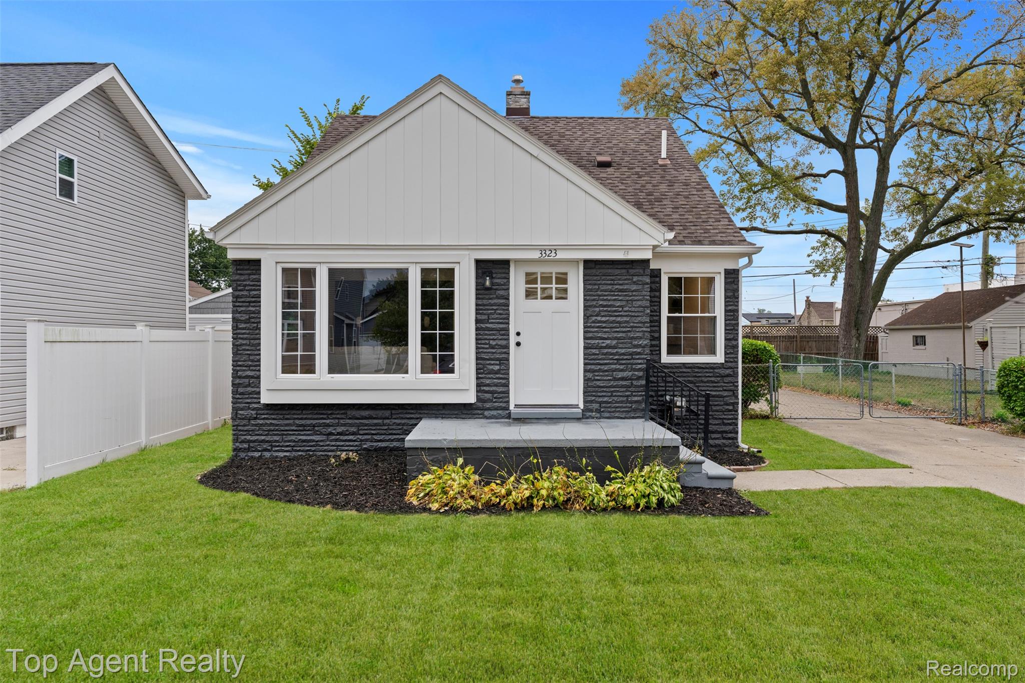 3323 Gardner Avenue Property Photo 2