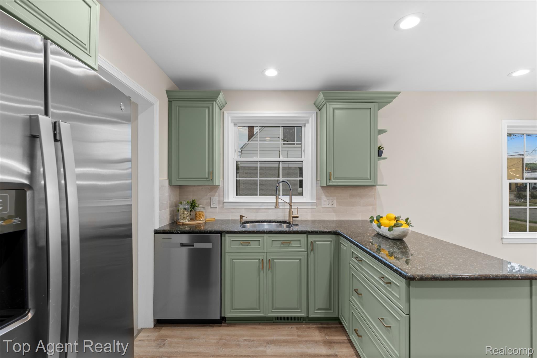 3323 Gardner Avenue Property Photo 3